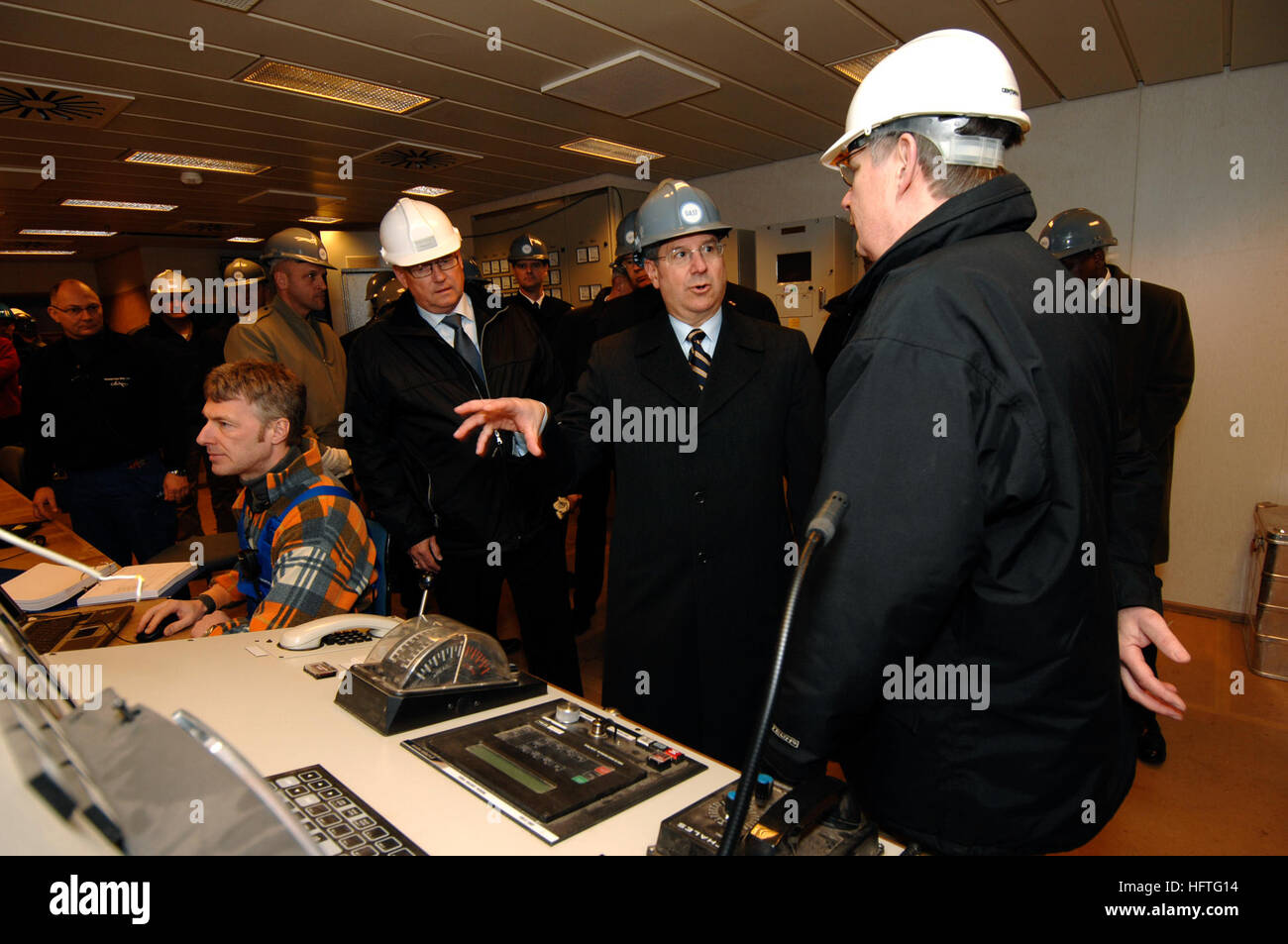 070220-N-3642E-014 Odense Danemark, (20 févr. 2007) - Secrétaire de la Marine (SECNAV), l'Honorable Donald C. Winter reçoit une visite à bord d'un navire commercial en cours de construction par l'A.P. Moller-Maerskagir de Odense Steel Shipyard. SECNAV était au Danemark pour obtenir une expérience de première main en chantiers navals étrangers comment concevoir et produire des navires de guerre. U.S. Navy photo by Mass Communication Specialist Chef Shawn P. Eklund (libéré) US Navy 070220-N-3642E-014 Secrétaire de la Marine (SECNAV), l'Honorable Donald C. Winter reçoit une visite à bord d'un navire commercial en cours de construction par l'A.P. Molle Banque D'Images