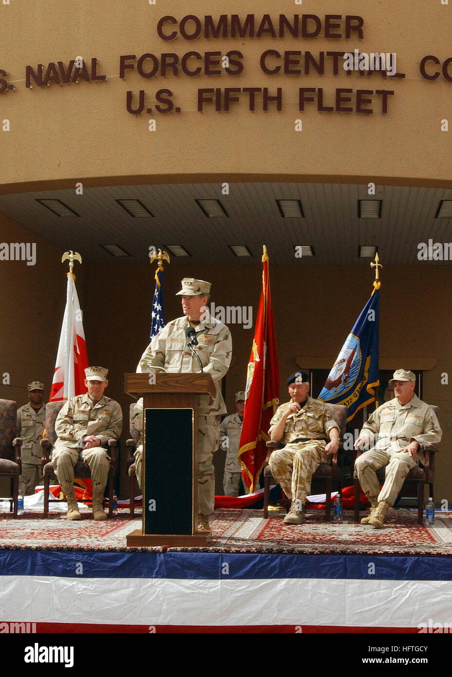 070227-N-4205W-002 Manama, Bahreïn (fév. 27, 2007) - Vice-amiral. Patrick Walsh est question des services aux membres et aux invités au cours d'une cérémonie de passation de commandement à la base navale américaine, à Bahreïn. Walsh a quitté le commandement de U.S. Naval Forces Central Command/U.S. 5e Flotte de Vice-amiral. Kevin Cosgriff durant la cérémonie. U.S. Navy photo by Mass Communication Specialist 1re classe Kathryn Whittenberger (libéré) US Navy 070227-N-4205W-002 Vice Adm. Patrick Walsh est question des services aux membres et aux invités au cours d'une cérémonie de passation de commandement à la base navale américaine, à Bahreïn Banque D'Images