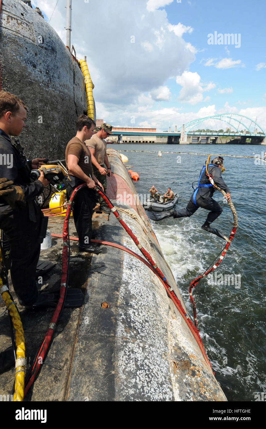 080810-N-8933S-082 PROVIDENCE, R.I. (16 août 2000 10, 2008) Marine Diver 1re classe Michael Linzy saute l'ancien sous-marin soviétique-urned museum, JULIETT 484. Le sous-marin coule à son point d'amarrage dans environ 30 pieds d'eau après une nor'easter frappé Providence en avril 2007. Plongée sous-marine et de l'unité mobile de récupération (MDSU) 2, une compagnie de plongée de l'armée américaine et d'un soutien Naval Sea Systems Command unité utilisée sacs de levage et des pontons, en association avec 8 pompes de drainage pour soulever le sous-marin. Cet exercice fait partie du Département de la défense de la formation innovante (IRT) programme. Grâce à l'IRT, milita Banque D'Images