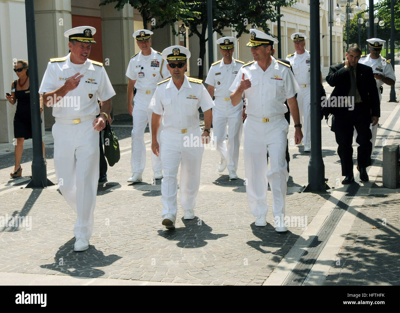 090813-N-1655H-097 NAPLES, ITALIE (Août 13, 2009). James Stavridis, centre, commandant du Commandement européen, promenades avec Adm. Mark Fitzgerald, gauche, commandant des forces navales Europe-afrique et Vice-amiral. Bruce Clingan, commandant de la sixième flotte américaine avant un appel mains libres à la base navale américaine de Capodichino. Stavridis est à Naples dans le cadre d'une visite avec des dirigeants de l'US Navy. Il est le premier à devenir amiral commandant de l'EUCOM. (U.S. Photo par marine Spécialiste de la communication de masse 2e classe David Holmes/libérés) US Navy 090813-N-1655H-097 dm. James Stavridis, centre, comman Banque D'Images