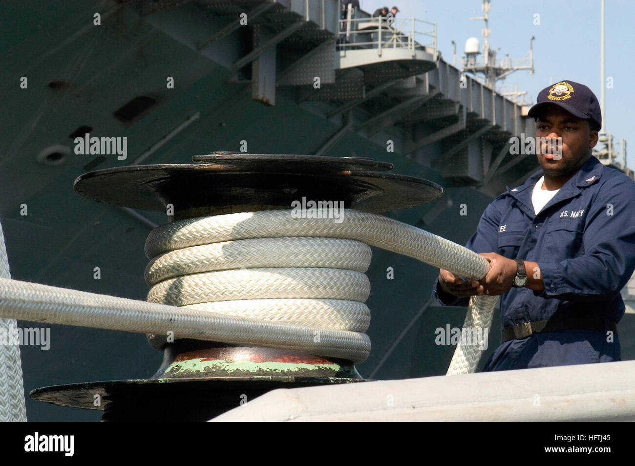 070322-N-9520G-002 Yokosuka, Japon (22 mars 2007) - Maître de Manœuvre 3 Classe, Reuben Lee utilise une étrave pour éliminer le jeu sur une double ligne tressée utilisées sur des remorqueurs amarrés à des activités de la flotte du commandant Yokosuka. U.S. Navy photo by Mass Communication Specialist 2e classe Nardelito Gervacio (libéré) US Navy 070322-N-9520G-002 maître de Manœuvre 3 Classe, Reuben Lee utilise une étrave pour éliminer le jeu sur une double ligne tressée utilisées sur des remorqueurs amarrés à Yokosuka Activités flotte Commandant Banque D'Images