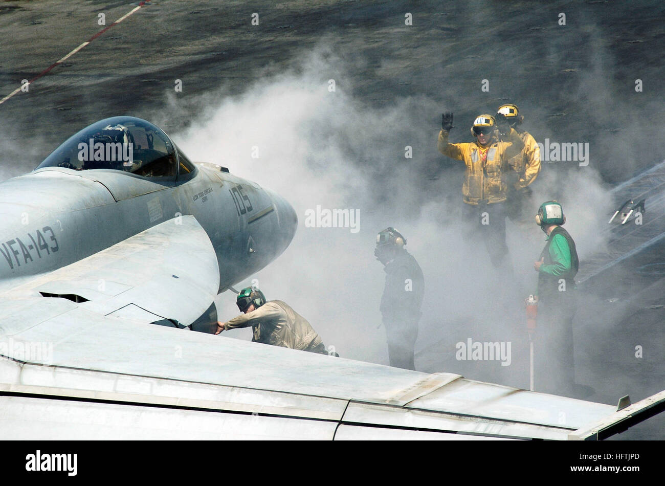 070329-N-9988F-005 DU GOLFE PERSIQUE (29 mars 2007) - Un avion signaux gestionnaire d'un pilote de l 'chiens' Pukin' de Strike Fighter Squadron (VFA) 143 classe Nimitz à bord de porte-avions USS Dwight D. Eisenhower (CVN 69). Eisenhower et le groupe aéronaval Carrier Air Wing 7 (CVW) mènent un double-transporteur exercice avec John C. Stennis et Groupe Carrier Air Wing (CVW) 9. C'était la première fois que les groupes d'Eisenhower et Stennis ont fonctionné ensemble dans un exercice conjoint pendant le déploiement de la 5ème flotte. U.S. Navy photo by Mass Communication Specialist Seaman Rafael Figueroa M Banque D'Images