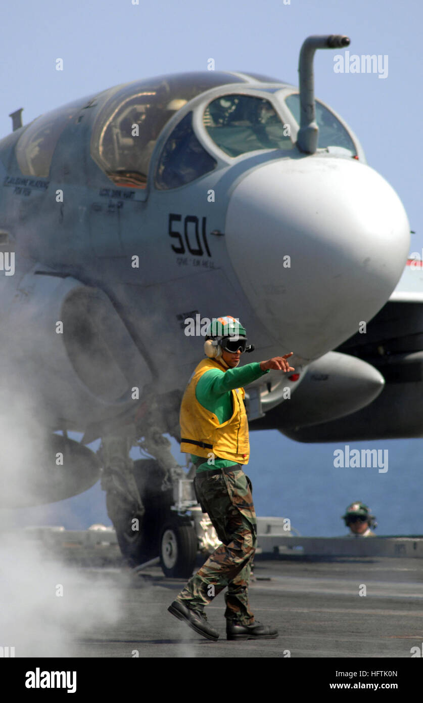 070401-N-5345W-098 de l'OCÉAN ATLANTIQUE (1 avril 2007) - Un ministère de l'air d'envol des signaux de supervision à la ceinture de sécurité en tant qu'observateur des catapultes EA-6B Prowler, du "zapper" de l'escadron tactique d'attaque électronique (VAQ), 130 étapes pour lancer à partir de la catapulte numéro quatre à bord de la classe Nimitz porte-avions USS Harry S. Truman (CVN 75). Truman est en cours la réalisation du navire, la disponibilité de la formation sur mesure, un standard utilisé pour évaluer un navire est prêt pour le déploiement. U.S. Navy photo by Mass Communication Specialist 3rd Class Kristopher Wilson (libéré) US Navy 070401-N-5345W-098 un depa air Banque D'Images