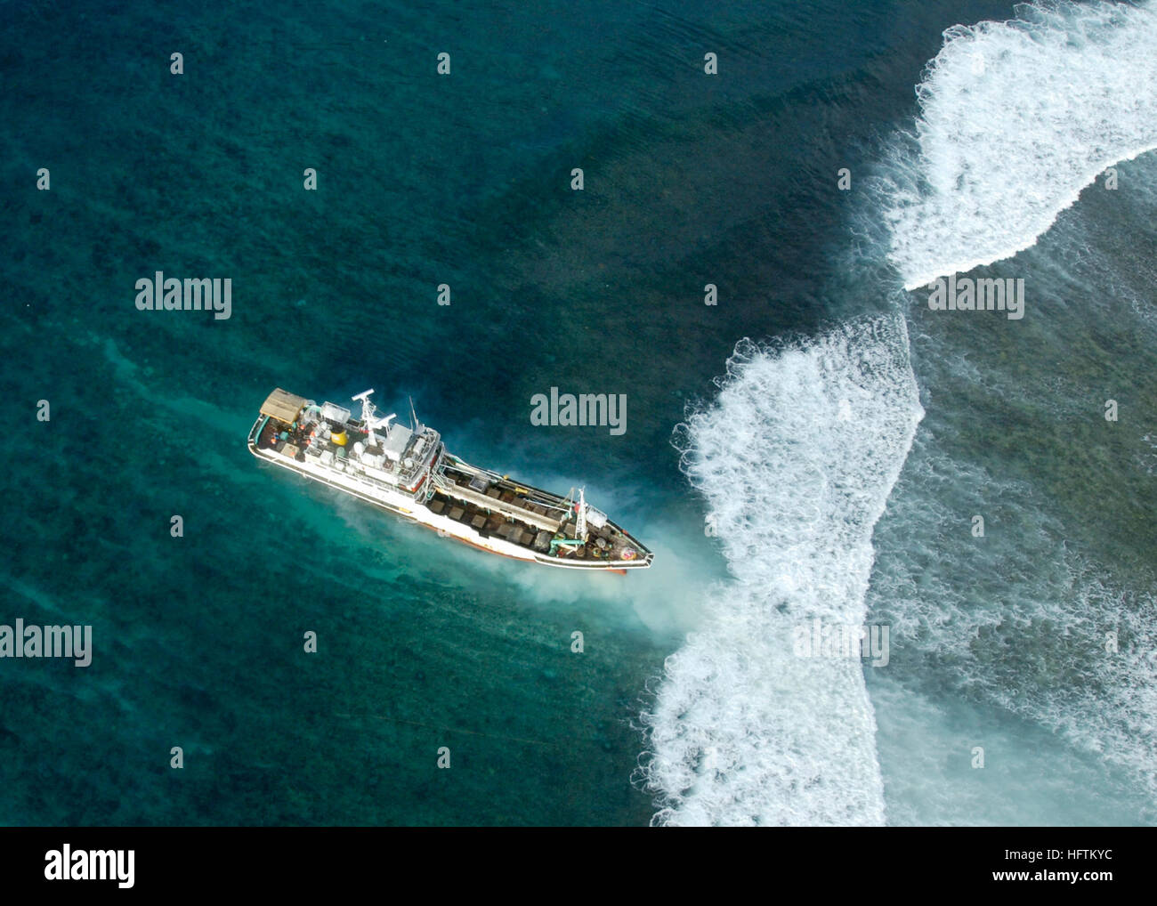 070413-N-4790M-013 ÎLES SALOMON (13 avril 2007) Ð Un navire de pêche  taïwanais est montré coincé sur un récif dans les eaux autour des Îles  Salomon, après que son équipage est secouru la