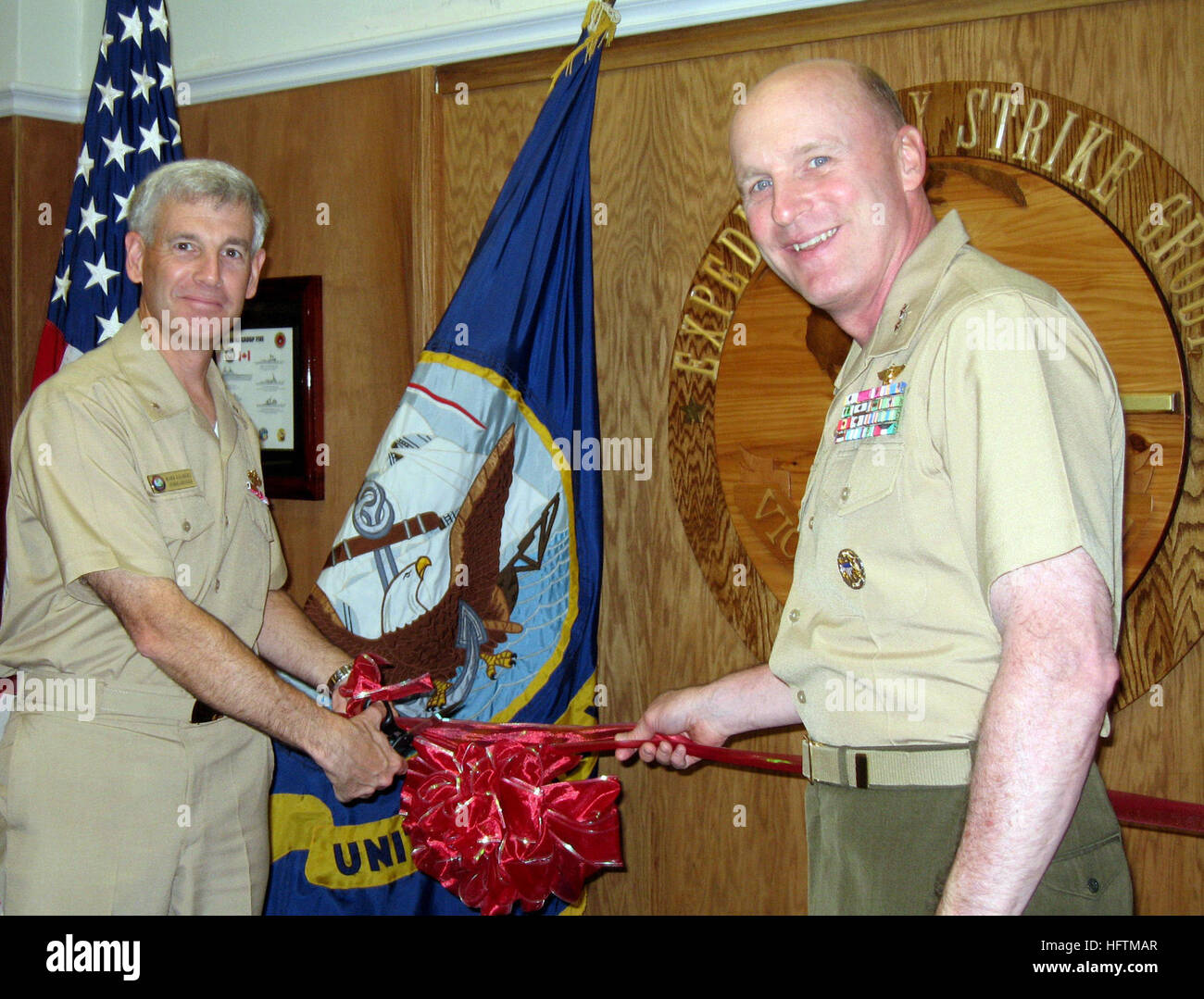 070417-N-5291U-001 SAN DIEGO (17 avril 2007) - groupe expéditionnaire, Commandant (ESG), 3 Adm arrière. Mark Balmert et le général Carl Jensen commission l'ESG nouvellement créé-3 par une cérémonie. Balmert précédemment dirigé amphibie et ESG-5 Groupe 3, qui ont été démantelées pour mieux aligner l'exploitation, de l'administration, et le commandement et le contrôle des forces de surface au sein de la Flotte du Pacifique. U.S. Navy photo by Mass Communication Specialist 1re classe Ulloavaldivieso Roosevelt (publié) US Navy 070417-N-5291U-001, commandant du groupe aéronaval expéditionnaire (ESG), 3 Adm arrière. Mark Ba Banque D'Images