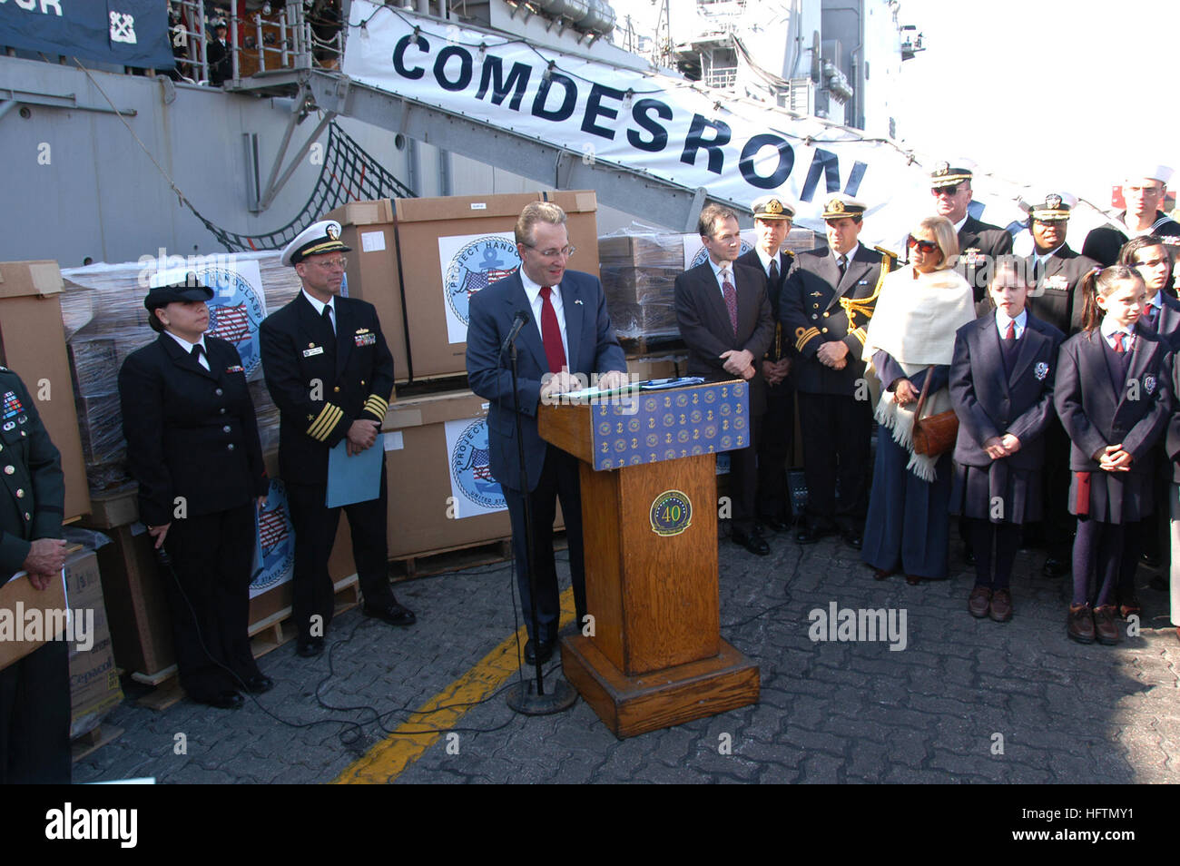 070427-N-4021H-062 BUENOS AIRES, Argentine (27 avril 2007) - L'Ambassadeur des États-Unis à l'Argentine, Earl Wayne, parle aux médias comme le capitaine Randy Snyder, commandant de l'Escadron de destroyers, 40 ressemble au cours d'une conférence de presse tenue pour présenter une ambulance, de la nourriture et des fournitures médicales à partir de la poignée de projet à des organisations locales. artnership des Amériques Groupe de tâches 40 est à Buenos Aires à l'appui du Partenariat des Amériques 2007, Déploiement d'effectuer divers exercices avec des pays d'Amérique du Sud. U.S. Navy photo by Mass Communication Seaman Damien Horvath (libéré) US Navy 070427-N-4021H-062 U.S Banque D'Images