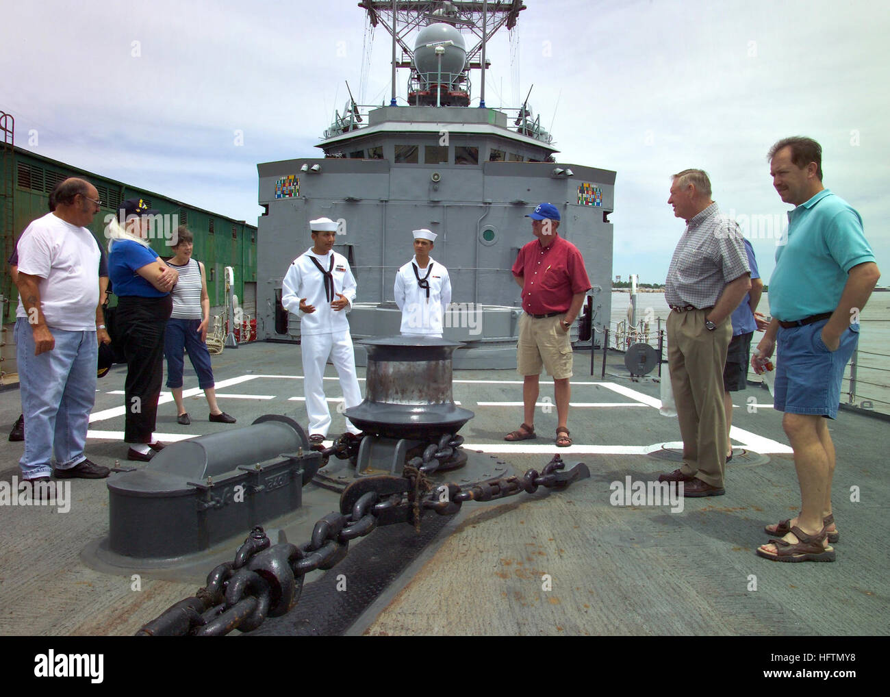 070427-N-0857S-005 NEW ORLEANS (27 avril 2007) - Technicien électronique matelot Adam Rodriguez explique le fonctionnement du carter d'ancrage pour les membres du public à bord de la frégate lance-missiles USS Nicholas (FFG 47) au gouverneur Nicholls quai dans la Nouvelle Orléans. Nicholas est arrêté à la Nouvelle Orléans pour un port de 4 jours appel. Pendant l'appel, le navire était ouvert au public et les marins avaient une chance de profiter de la culture unique de La Nouvelle-Orléans. U.S. Navy Photo by M. Sam Shore (libéré) US Navy 070427-N-0857S-005 Technicien électronique matelot Adam Rodriguez explique le fonctionnement du carter d'ancrage Banque D'Images