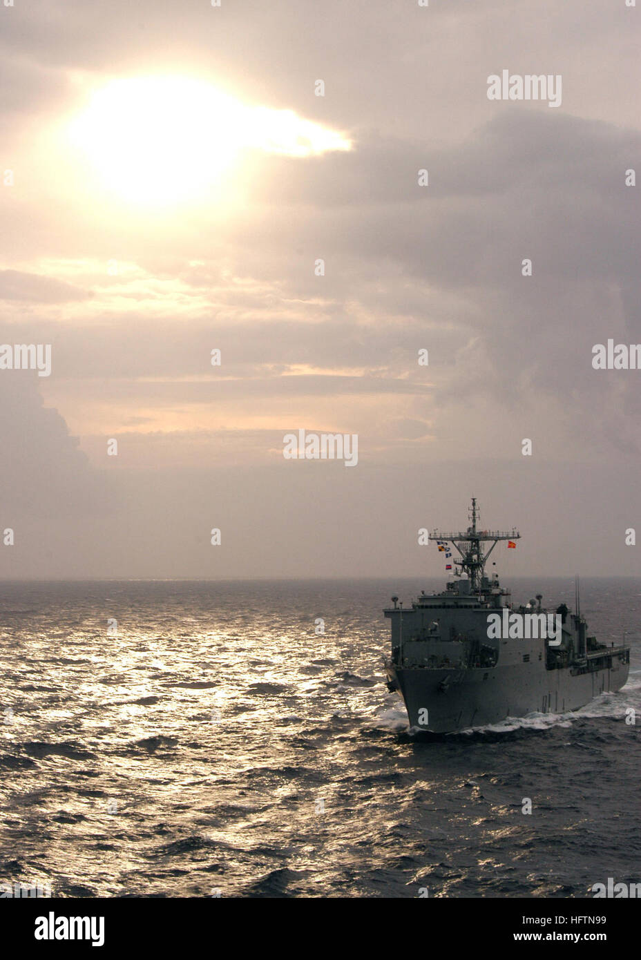 040222-N-8053S-178 de l'Océan Atlantique (10 févr. 22, 2004) - Le dock landing ship USS Whidbey Island (LSD 41) est montré en cours avec le navire d'assaut amphibie USS Wasp LHD (1) Expeditionary Strike Group (ESG). La Guêpe se compose de l'ESG croiseurs lance-missiles USS Leyte Gulf (CG 55) et USS Yorktown (CG 48), de transport amphibie USS Shreveport (LPD 12), destroyer lance-missiles USS McFaul (DDG 74), sous-marin d'attaque rapide 22 USS Connecticut (SSN) et la 22e Marine Expeditionary Unit (MEU) 22. U.S. Navy photo by Photographer's Mate 3e classe David K. Simmons. (Libéré), USS Whidbey Island004 Banque D'Images