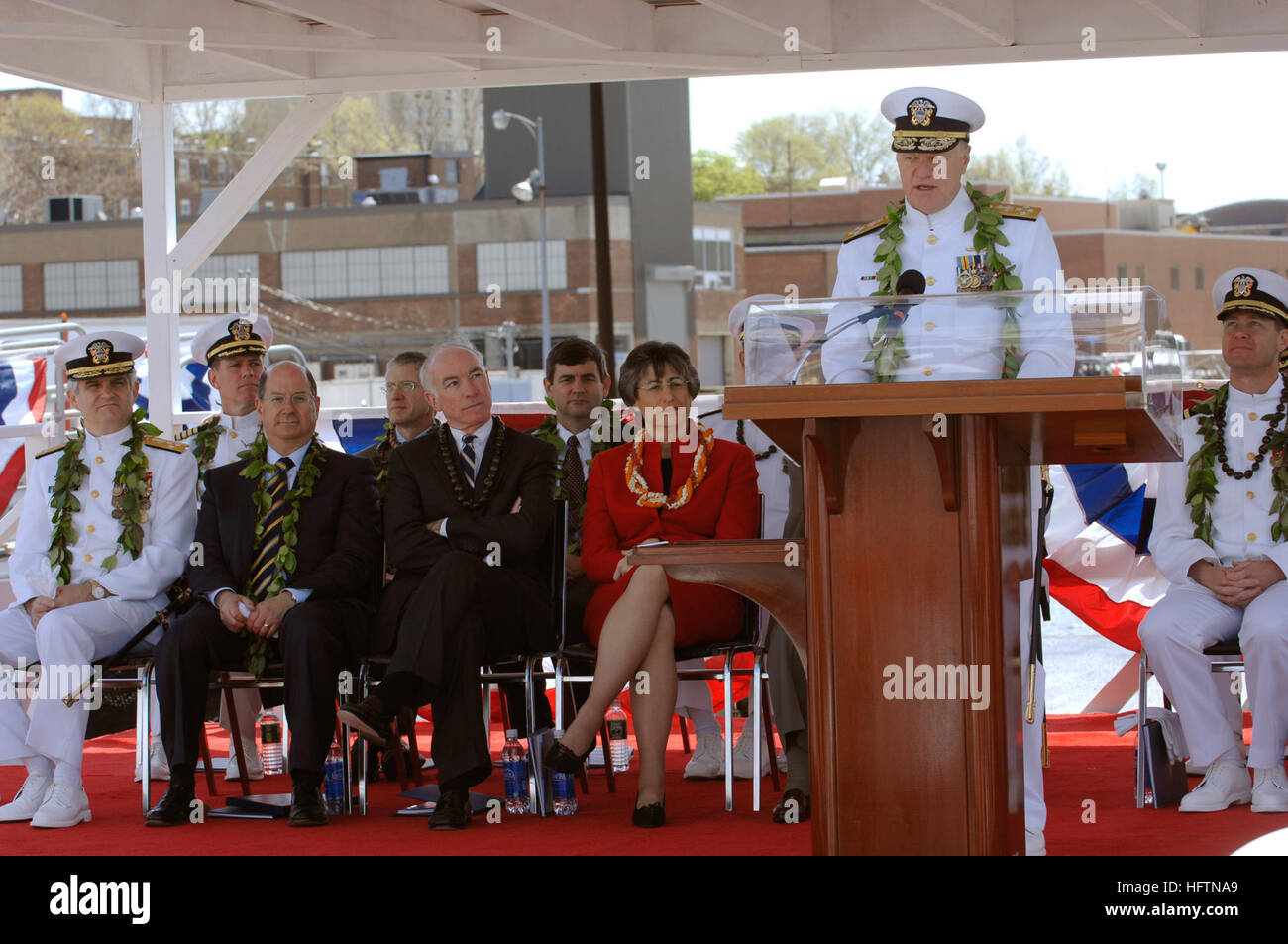 070505-N-3642E-408 Groton (Connecticut) (5 mai 2007) - États-Unis, commandant de la Flotte du Pacifique, Adm. Gary Grenadier, adresses réduite à la mise en service de l'USS North Carolina (SSN 776). Hawaï est le troisième sous-marin de la classe Virginia d'être commandé et le premier grand navire de combat de la Marine class conçu avec l'après-guerre froide de l'environnement de sécurité dans l'esprit. U.S. Navy photo by Mass Communication Specialist Chef Shawn P. Eklund (libéré) US Navy 070505-N-3642E-408, commandant de la flotte américaine du Pacifique, Adm. Gary Grenadier, adresses réduite à la mise en service de l'USS North Carolina (SSN 776) Banque D'Images