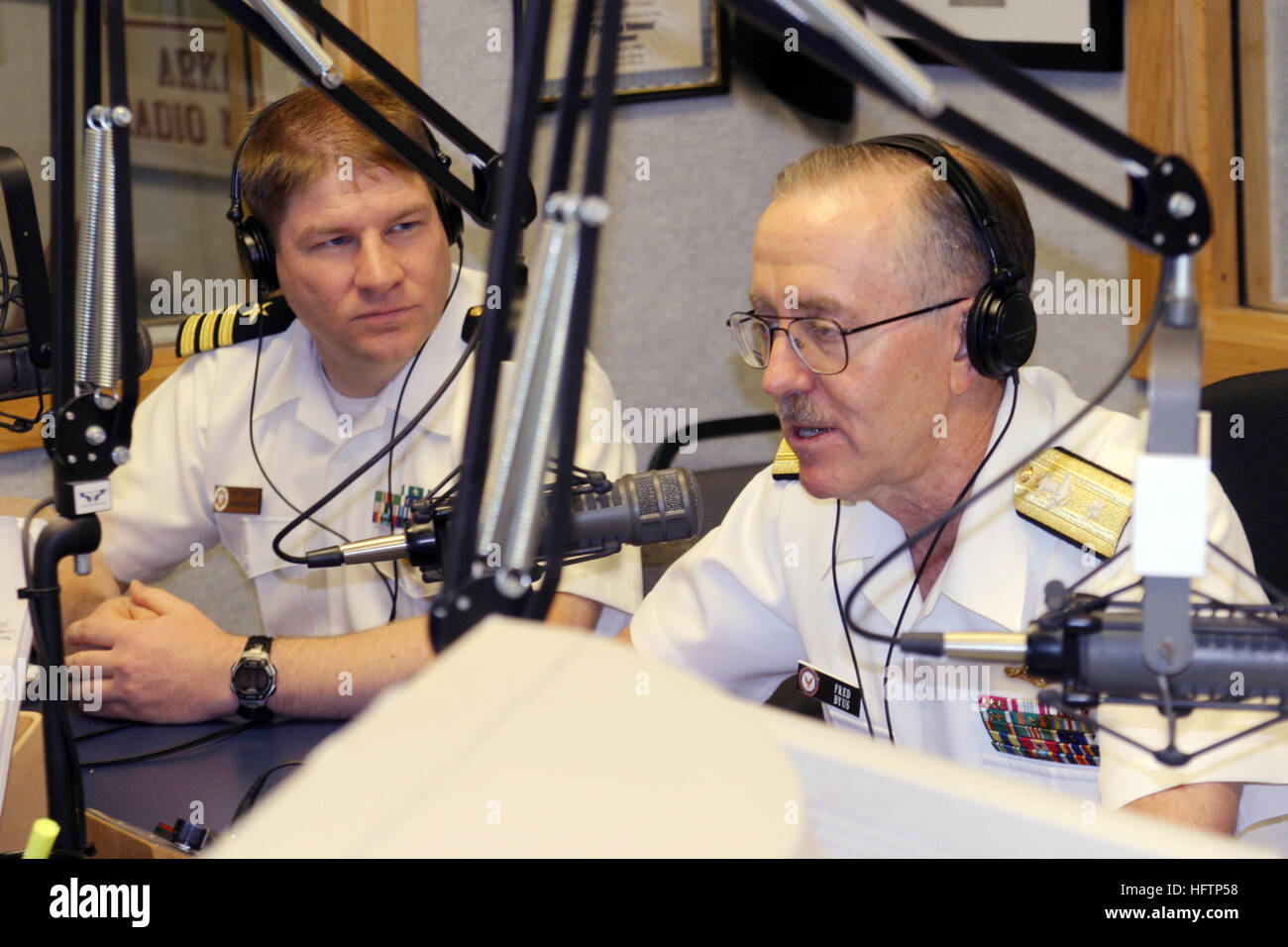 070521-N-2908O-006 North Little Rock, arche (21 févr. 2007)--Adm arrière. Fred Byus, l'océanographe de la Marine américaine et Navigator et le cdr David Hebert sont sur KARN-AM News Talk Radio parle d'événements à venir pendant 1Semaine Marine peu Rock. Little Rock Semaine marine est menée avec la coopération entre le Bureau de la marine de l'approche communautaire, de recrutement pour la Marine La Marine et Nashville District Centre de soutien opérationnel Little Rock. Semaines de la marine sont conçus pour montrer l'Américain l'investissement qu'ils ont fait dans leur Marine et accroître la sensibilisation dans les villes qui n'ont pas une importante présence de la Marine. US Na Banque D'Images
