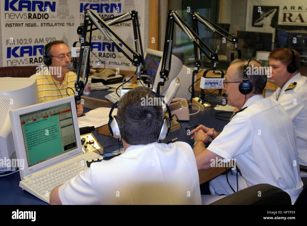 070521-N-2908O-005 North Little Rock, arche (21 févr. 2007)--KARN News Radio host Bob Steele interviews (de gauche à droite) Nashville BDNI agent exécutif du RDC Clint Vollono, océanographe de la Marine américaine et Navigator Adm. Arrière Fred Byus et ancien centre de soutien opérationnel de la Marine Commandant, le cdr David Hebert sur les événements à venir au cours de Little Rock semaine du 21 au 28 mai la Marine. Little Rock Semaine marine est menée avec la coopération entre le Bureau de la marine de l'approche communautaire, de recrutement pour la Marine La Marine et Nashville District Centre de soutien opérationnel Little Rock. Semaines de la marine sont conçus pour montrer suis Banque D'Images