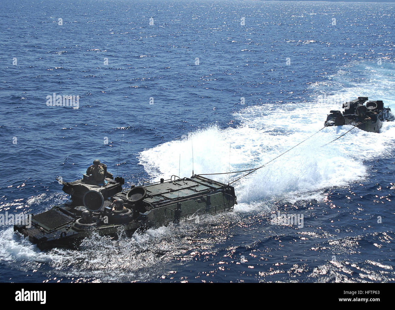 070521-N-5067K-227 de l'OCÉAN PACIFIQUE (21 mai 2007) Véhicule d'assaut amphibie Marine Ð (AAV) 213 avec, de gauche à droite, le Sgt. Edwin Rodriguez, lance le Cpl. Philippe Seintstich et le Cpl. Martin Flaherty de bataillon Compagnie Echo Équipe d'atterrissage (BLT) approches 2/1 Austin-class de transport amphibie USS Juneau dock (LPD 10) lors du remorquage d'un autre camp de AAV Schwab, Okinawa. Juneau sert sous Task Force 76, la Marine a l'avant-déployés en permanence d'exploitation force amphibie de Sasebo, Japon. U.S. Navy photo by Mass Communication Specialist 1re classe Michael D. Kennedy (libéré) US Navy 070521-N-506 Banque D'Images