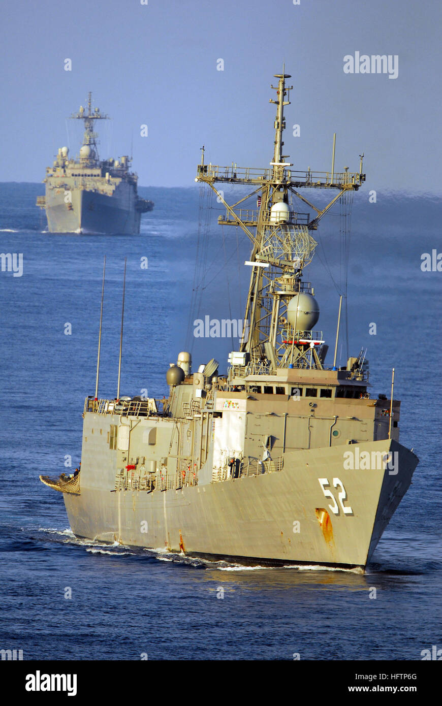 070522-N-0841E-122 de l'OCÉAN ATLANTIQUE (21 mai 2007) - La frégate lance-missiles USS Carr (FFG 52) et landing ship dock USS Gunston Hall (LSD 44) exécuter des manoeuvres restreintes avec navire d'assaut amphibie USS Kearsarge LHD (3) grève expéditionnaire Group (ESG). ESG Kearsarge et participent à l'exercice d'entraînement de l'unité composite (COMPTUEX) en vue d'un déploiement prévu plus tard cette année. U.S. Navy photo by Mass Communication Specialist 2e classe Oscar Espinoza (libéré) US Navy 070522-N-0841E-122 de la frégate lance-missiles USS Carr (FFG 52) et landing ship dock USS Gunston Hall (LSD Banque D'Images