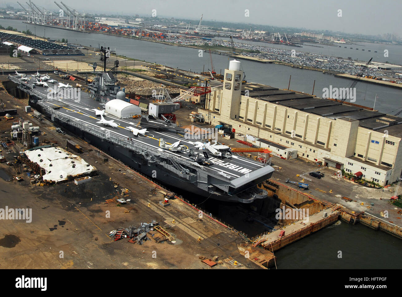 070528-N-5758H-068 Bayonne, New Jersey. (28 mai 2007) - porte-avions déclassés Intrepid (CV 11) siège à Bayonne Dry Dock et de réparation Corp. pour avoir dynamité l'eau de sa coque, apprêtés et repeint. L'Intrepid est programmé pour retourner à un état de l'art du Quai 86 sur Manhattan, côté ouest à l'automne 2008. U.S. Navy photo by Mass Communication Specialist 3rd Class Kenneth R. Hendrix (libéré) US Navy 070528-N-5758H-068 porte-avions déclassés Intrepid (CV 11) siège à Bayonne Dry Dock et de réparation Corp. pour avoir dynamité l'eau de sa coque, apprêtés et repeint Banque D'Images