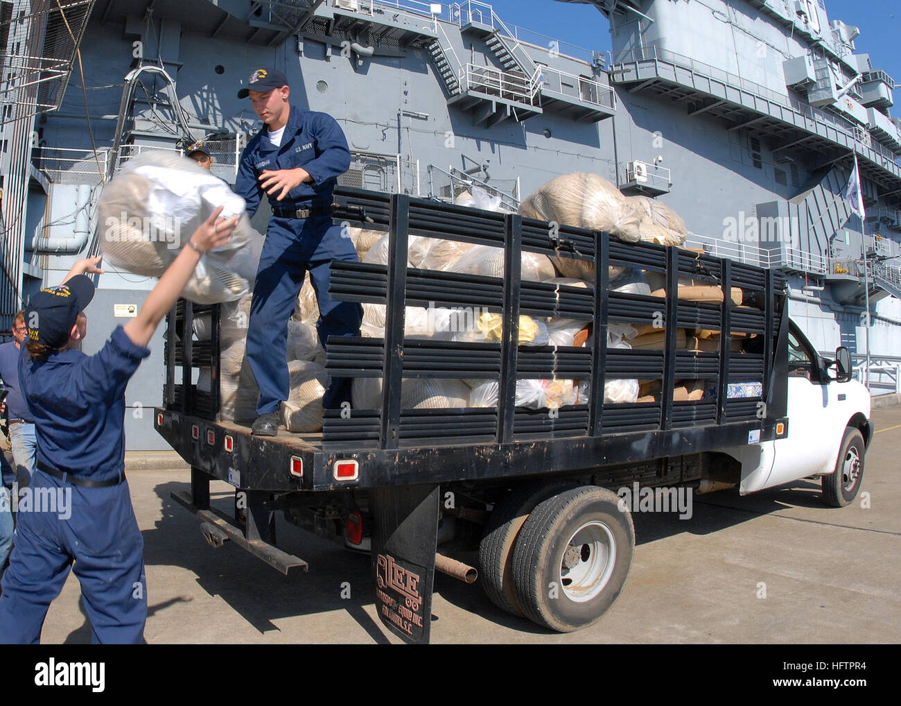090421-N-1522S-001 CHARLESTON, S.C. (20 avril 2009) marins affectés à l'unité de pré-mise en service Truxtun (DDG-103) prendre le temps de leur liberté de faire du bénévolat à l'USS Yorktown (CV 10) musée. Truxtun sera mis en service le 25 avril. (U.S. Photo par marine Spécialiste de la communication de masse 1re classe Leah Stiles/libérés) US Navy 090421-N-1522S-001 marins affectés à l'unité de pré-mise en service Truxtun (DDG-103) prendre le temps de leur liberté de faire du bénévolat à l'USS Yorktown (CV 10) musée Banque D'Images