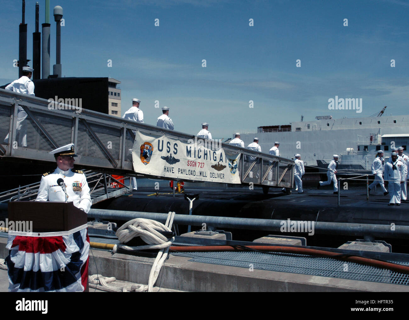 070612-N-4386D-002 Bremerton, dans (12 juin 2007) - USS Michigan (SSGN 727) Directeur général Lieutenant Commander Christian Williams regarde son équipage boards Michigan vers la fin d'un ÒReturn ServiceÓ de cérémonie. La cérémonie a marqué la fin de l'MichiganÕs processus de conversion à partir d'un sous-marin nucléaire (SNLE) à un sous-marin lance-missiles (SSGN). U.S. Navy photo by Mass Communication Specialist 3rd Class Scott Dagendesh (libéré) US Navy 070612-N-4386D-002 USS Michigan (SSGN 727) Directeur général Lieutenant Commander Christian Williams regarde son équipage boards Michigan towa Banque D'Images