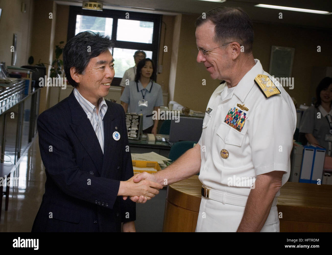 070619-N-0696M-184 Yokosuka, Japon (19 juin 2007) - Chef des opérations navales (ONC) Adm. Mike Mullen, accueille le maire de Yokosuka Ryoichi Kabaya lors d'une visite à l'office. mayorÕs Mullen est sur un voyage de sept jours au Japon et au Vietnam pour visiter avec des dirigeants étrangers et de marins stationnés dans la région. U.S. Navy photo by Mass Communication Specialist 1re classe Chad J. McNeeley (libéré) US Navy 070619-N-0696M-184, chef des opérations navales (ONC) Adm. Mike Mullen, accueille le maire de Yokosuka Ryoichi Kabaya lors d'une visite au bureau du maire Banque D'Images