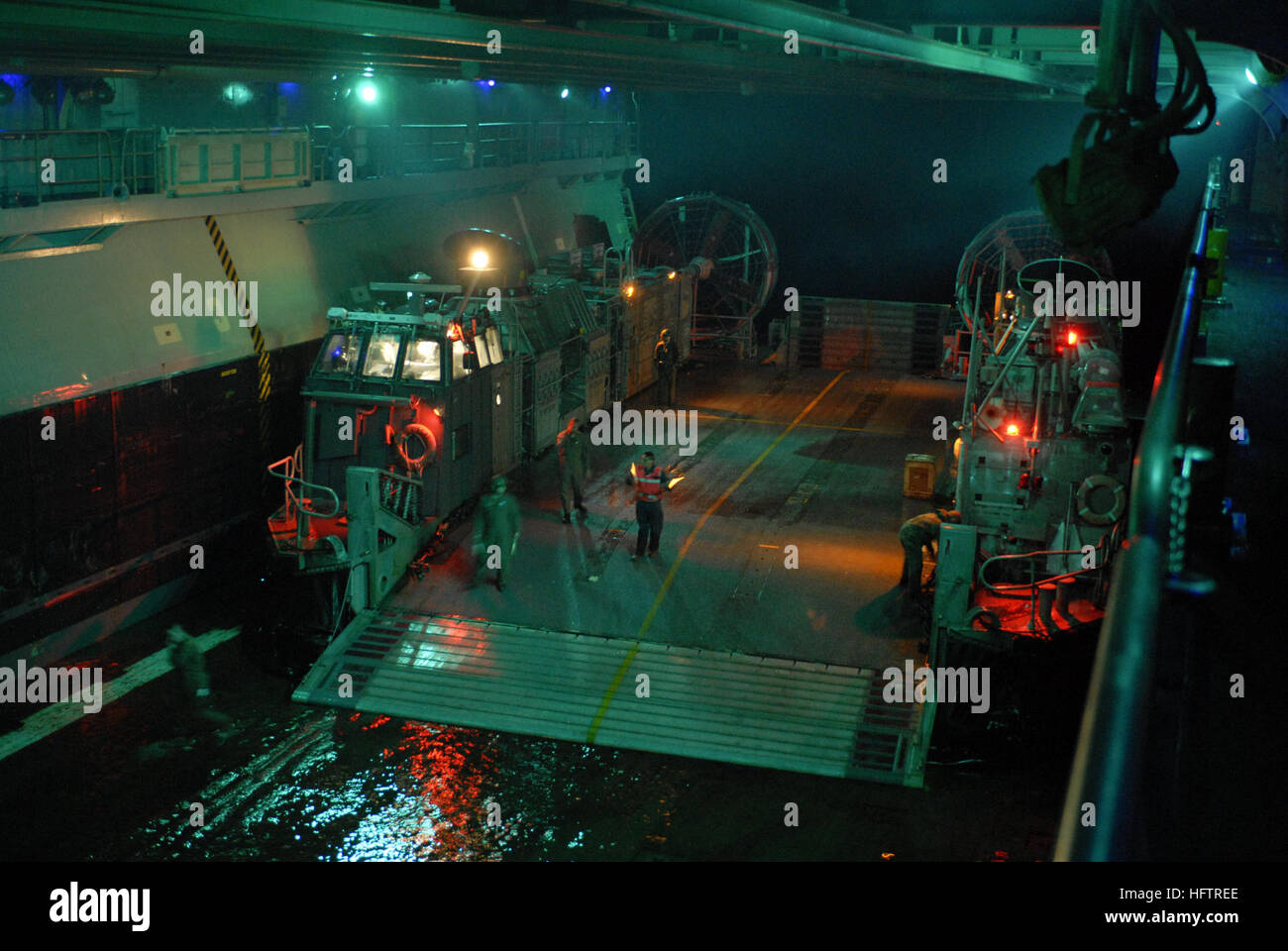 070620-N-4010S-081, SHOALWATER BAY Australie (20 juin 2007) - Un landing craft air cushion (LCAC) arrive dans le même pont d'assaut amphibie USS Essex (DG 2) à marines et leur équipement onload lors d'une agression nocturne beach. Talisman Saber 07 (TS07) est une américaine et australienne biennale dirigé exercice d'une Force opérationnelle destinée à préparer les deux nations à Crisis Action planification et l'exécution des opérations de contingence. TS07 maintient un haut niveau d'interopérabilité entre les deux forces, prouvant son engagement pour la sécurité régionale et l'alliance militaire américaine et australienne. Na américain Banque D'Images