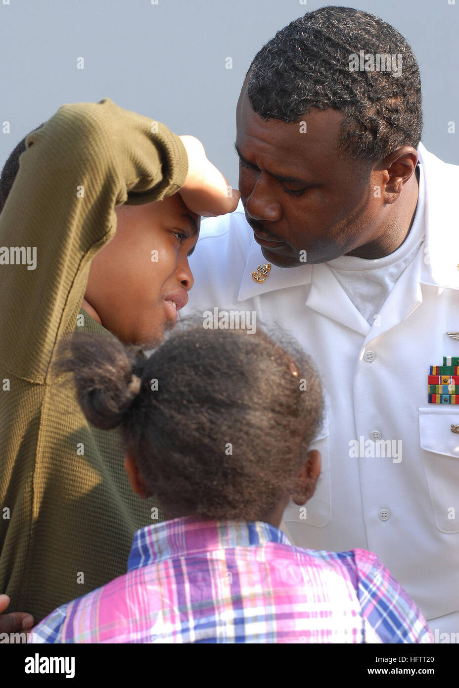 100827-N-2855B-086 NORFOLK (Août 27, 2010) l'aviation en chef Ordnanceman Gary Allison dit adieu à ses 9 ans, fils et fille de 5 ans avant de le déployer sur le navire d'assaut amphibie USS Kearsarge LHD (3) pour une mission humanitaire des États-Unis sous au Pakistan dans l'appui des efforts de secours contre les inondations. (U.S. Photo par marine Spécialiste de la communication de masse 1re classe Molly A. Burgess/libérés) US Navy 100827-N-2855B-086 de l'aviation en Ordnanceman Gary Allison dit adieu à ses 9 ans, fils et fille de 5 ans avant de le déployer sur le navire d'assaut amphibie USS Kearsarge (DG 3) Banque D'Images