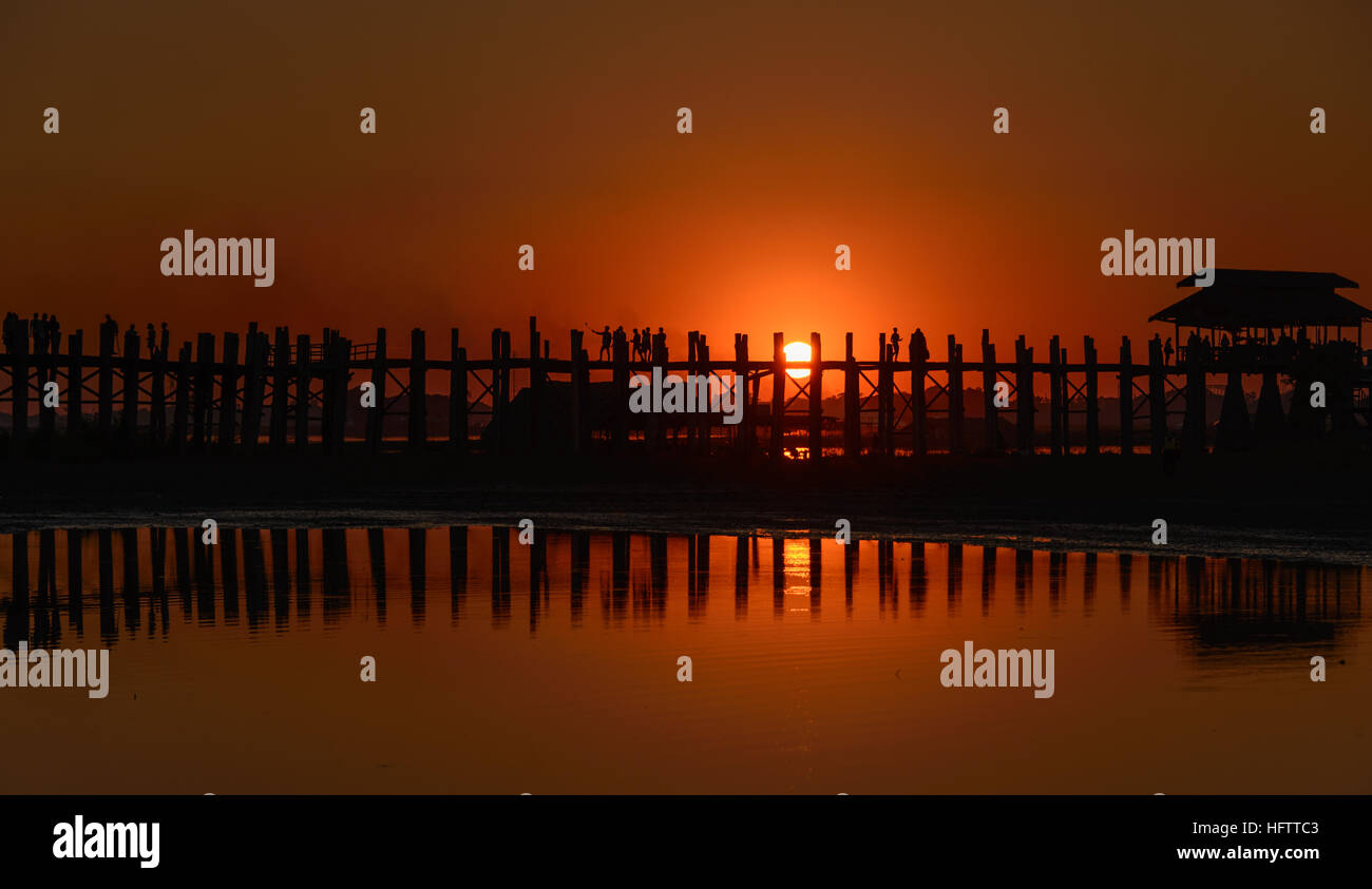 Coucher du soleil à U Bien passerelle pour piétons sur le lac Taungthaman à Amarapura, près de Mandalay, Myanmar Banque D'Images