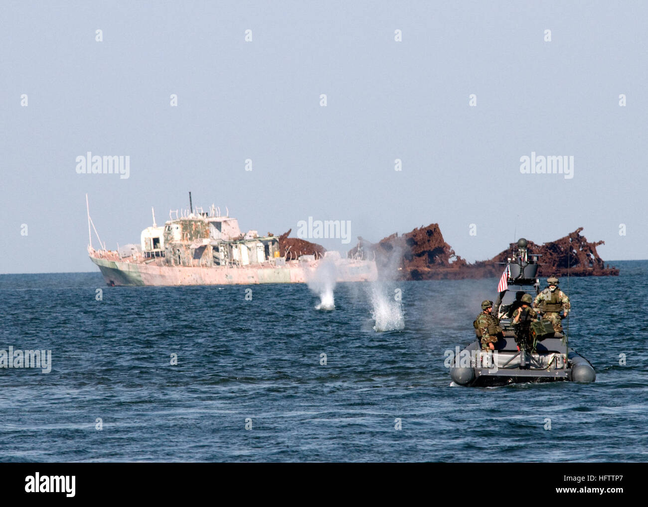 080903-N-2500G-243 PINEY ISLAND, N.C. (Septembre 1994). 3, 2008) UN Special Warfare Combatant-craft Crewman (SWCC) des opérations spéciales de la marine à bord d'un 11 mètres à coque rigide de forêt de calibre 50 une machine gun pendant un exercice d'entraînement à la Pamlico Sound. La SWCC a également formé sur MK-19 lance-grenades se préparer pour un déploiement prochain soutenant la guerre mondiale contre le terrorisme. (U.S. Photo par marine Spécialiste de la communication de masse 3 Classe Robyn Gerstenslager/libérés) US Navy 080903-N-2500G-243 un combattant de la guerre d'équipage de bateaux de plaisance des opérations spéciales de la marine à bord d'un 11 mètres à coque rigide inf Banque D'Images