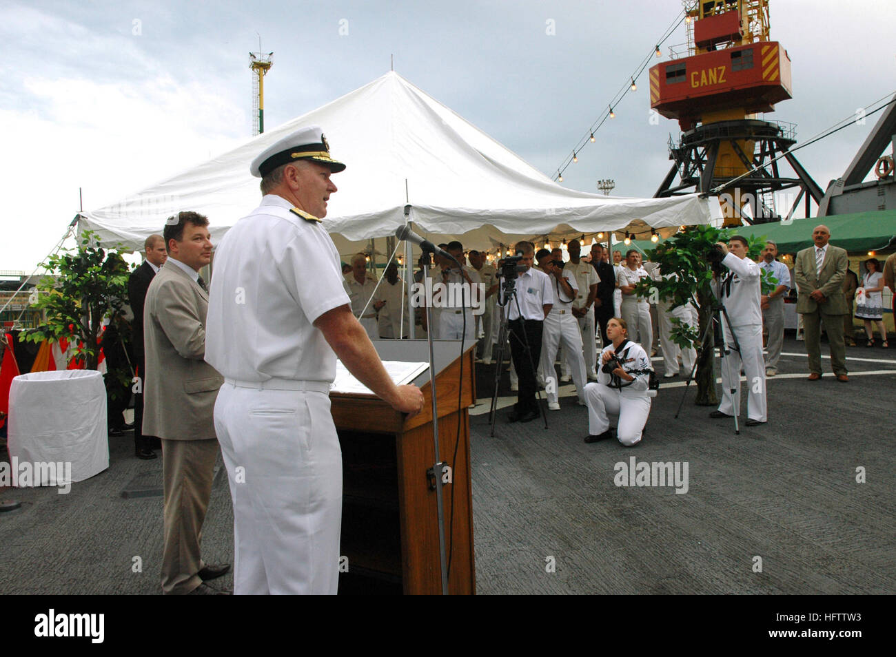 070712-N-7434C-049 ODESSA, Ukraine (12 juillet 2007) - Vice-amiral. John Stufflebeem, commandant de la sixième flotte américaine, s'adresse à la foule lors de son allocution d'ouverture lors d'une réception-missiles à bord du destroyer USS Donald Cook (DDG 75). Donald Cook participe à l'exercice Sea Breeze 2007, une invitation conjointe de deux semaines et l'exercice maritime combinée qui a lieu chaque année dans la mer Noire et à divers les installations de formation de l'Ukraine avec les objectifs de l'amélioration de l'interopérabilité, le développement de la nation de la mer Noire, capacités de sécurité maritime et de renforcer la participation à l'EuropeÕs Marine l Banque D'Images