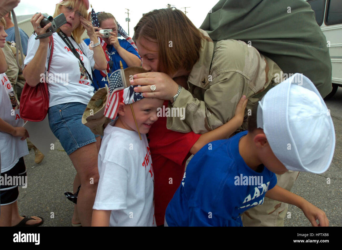 070811-N-6676S-169 (16 août 2000 Norfolk, Va. 11, 2007) - Une personne tireur (IA) joint à la Marine canadienne détenu provisoire bataillon (BDNM) 2, embrasse le haut de la tête de son fils qu'elle est accueillie à Naval Station Norfolk, Va., par les amis et la famille. Environ 280 membres de NPBD 2 est rentré chez lui après avoir terminé un 16 mois de déploiement, qui comprenait un an en Irak où ils gardaient 19 000 détenus à Camp Bucca. U.S. Navy photo by Mass Communication Specialist 2e classe John M. Stratton (libéré) US Navy 070811-N-6676S-169 un tireur individuel (IA) attaché à un bataillon détenu provisoire de la Marine Banque D'Images