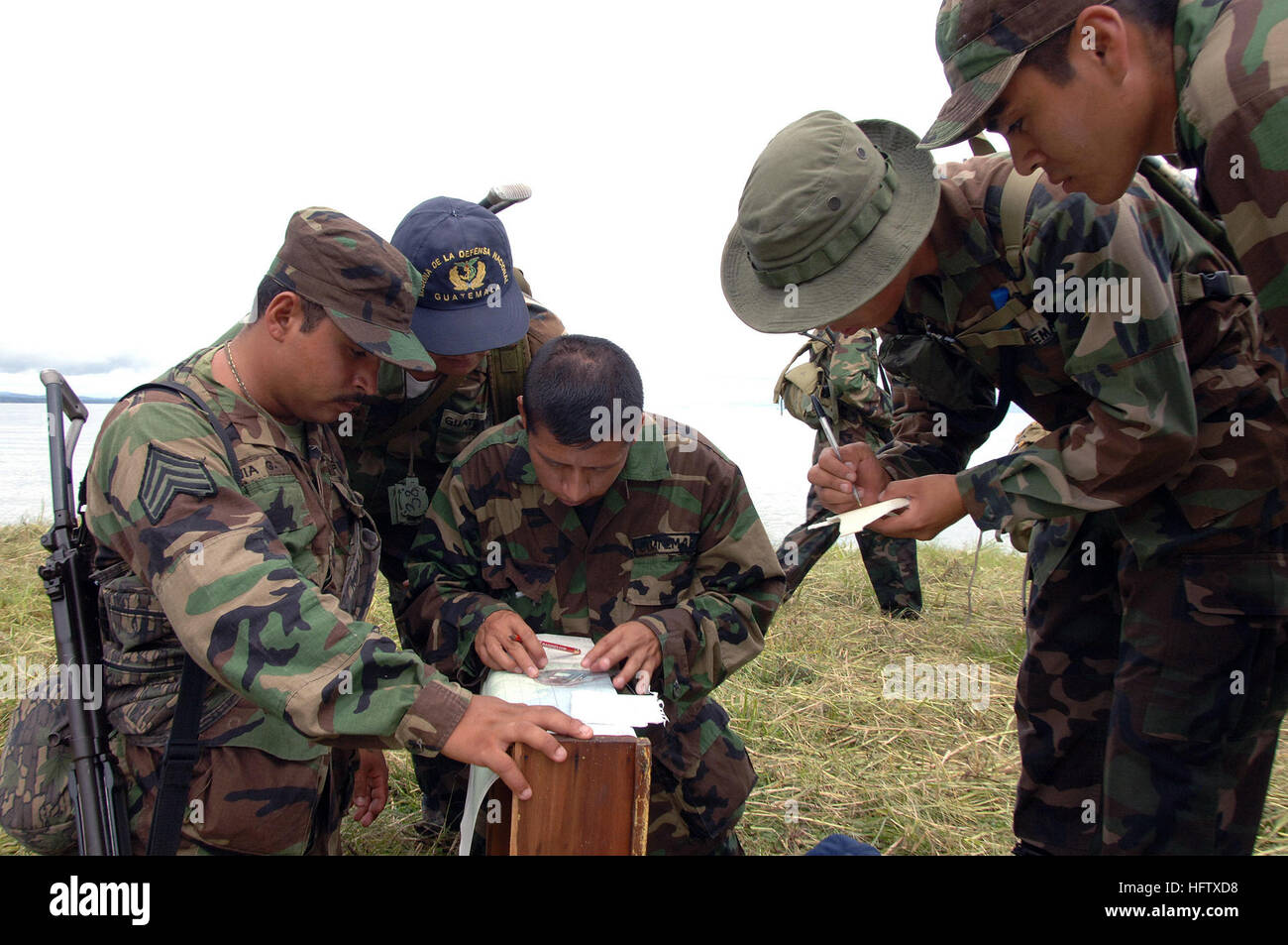 070813-N-0989H-053 Puerto Barrios, Guatemala (16 août 2000 13, 2007) - marins et soldats guatémaltèques tracer une voie pour une navigation terrestre au cours de l'exercice U.S. Marine Corps petite unité de formation tactique. Groupe de travail (GT) 40,9 est embarquée à bord de la navire à grande vitesse (HSV) Swift 2 sous le contrôle opérationnel du Commandement Sud des forces navales des États-Unis (NAVSO) pour la flotte mondiale Station (GFS) déploiement du pilote pour le bassin des Caraïbes et Amérique centrale. Ce déploiement est conçu pour valider le concept de GFS pour la Marine et le soutien U.S. Southern Command objectifs pour sa zone de responsabilité en renforçant Banque D'Images