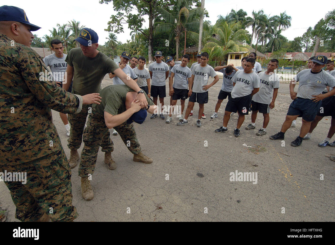 070815-N-0989H-126 Puerto Barrios, Guatemala (16 août 2000 15, 2007) - US Marines affectés à une équipe mobile de formation (MTT) Démontrer les procédures adéquates pour la recherche et la détention d'une personne pour les marins du Guatemala au cours de U.S. Marine Corps petite unité d'entraînement tactique à la base navale del Caribe. Groupe de travail (GT) 40,9 est embarquée à bord de la navire à grande vitesse (HSV) Swift 2 sous le contrôle opérationnel du Commandement Sud des forces navales des États-Unis (NAVSO) pour la flotte mondiale Station (GFS) déploiement du pilote pour le bassin des Caraïbes et Amérique centrale. Ce déploiement est conçu pour valider le GFS conce Banque D'Images