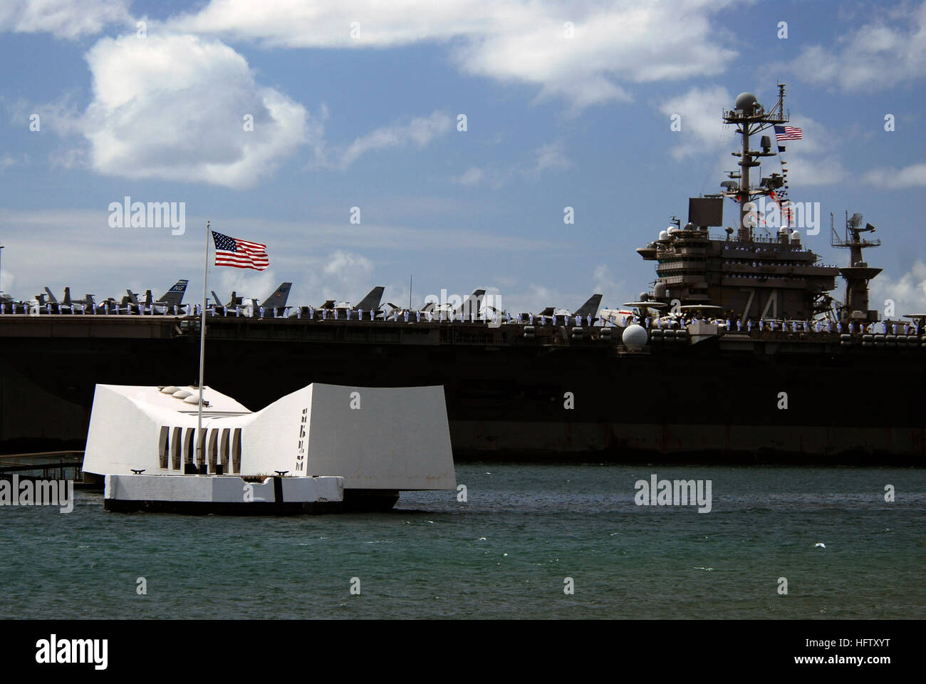 070820-N-8157C-093 PEARL HARBOR, Hawaii (Aug. 20, 2007) - porte-avions de classe Nimitz USS JOHN C. STENNIS (CVN 74) passe le USS Arizona Memorial alors qu'elle s'apprête à prendre la famille et les amis pour une ÒTiger CruiseÓ de retourner à son port d'attache de Bremerton, dans John C. Stennis dans le groupe est de retour de 7,5 mois déploiement prévu de promouvoir la paix, la coopération régionale, la stabilité et à l'appui de la guerre mondiale contre le terrorisme. U.S. Navy photo by Mass Communication Specialist 1re classe Denny Cantrell (libéré) US Navy 070820-N-8157C-093 de classe Nimitz porte-avions USS John C Banque D'Images