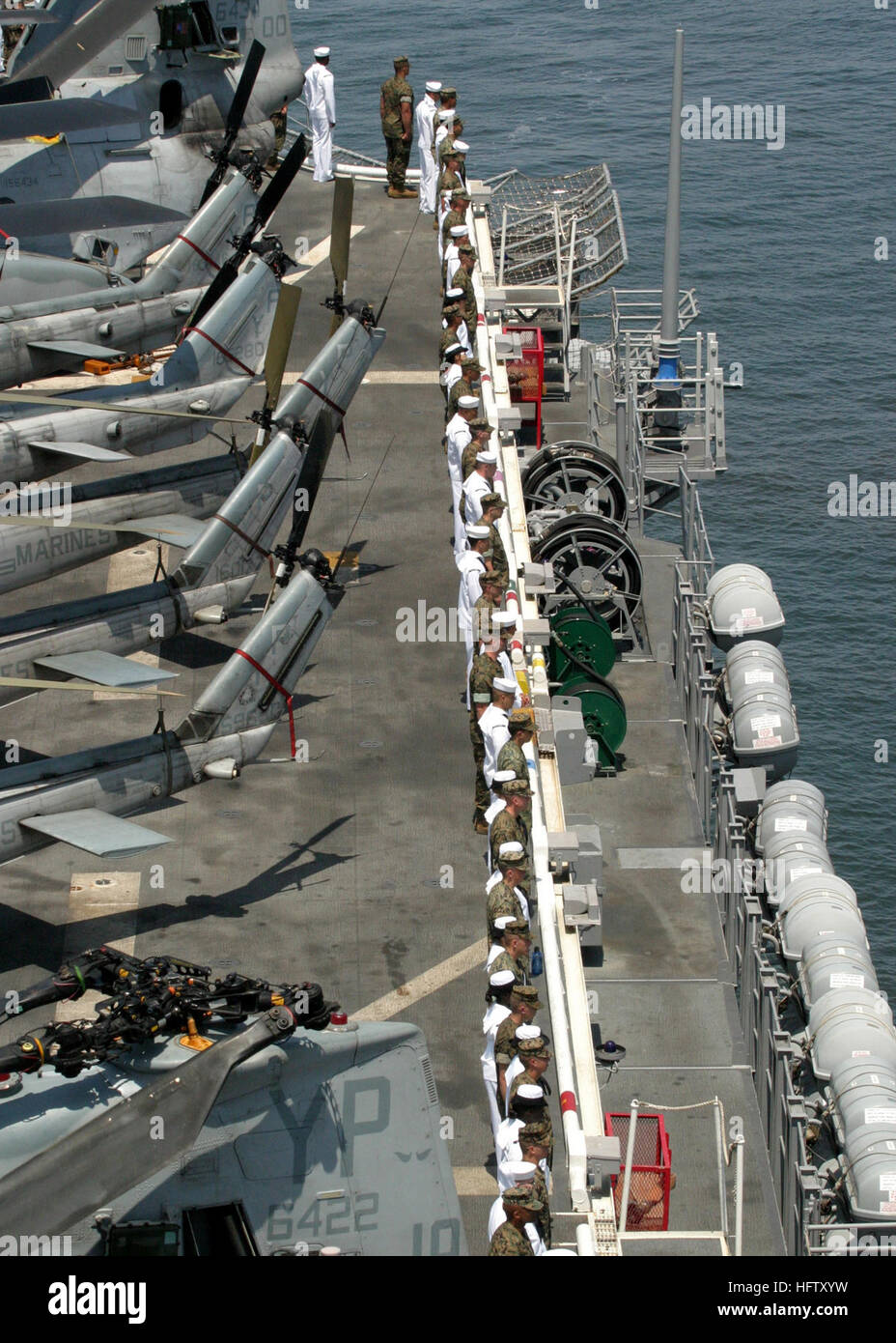 050716-N-7217H-023 San Diego, Californie (Juillet 16, 2005) - marins et Marines man les rails tout en laissant Naval Station San Diego pour un programme Pacifique Ouest croisière à bord du navire d'assaut amphibie USS Tarawa (LHA 1). Tarawa et l'entrepris 13e Marine Expeditionary Unit (MEU) déployés avec 1 groupe expéditionnaire (ESG-1) à l'appui de la guerre globale contre le terrorisme. Photographie de la Marine américaine par PhotographerÕs Mate 1re classe Marvin Harris (libéré) US Navy 050716-N-7217H-023 marins et Marines man les rails tout en laissant Naval Station San Diego pour une croisière à bord du Pacifique occidental de l'annexe e Banque D'Images