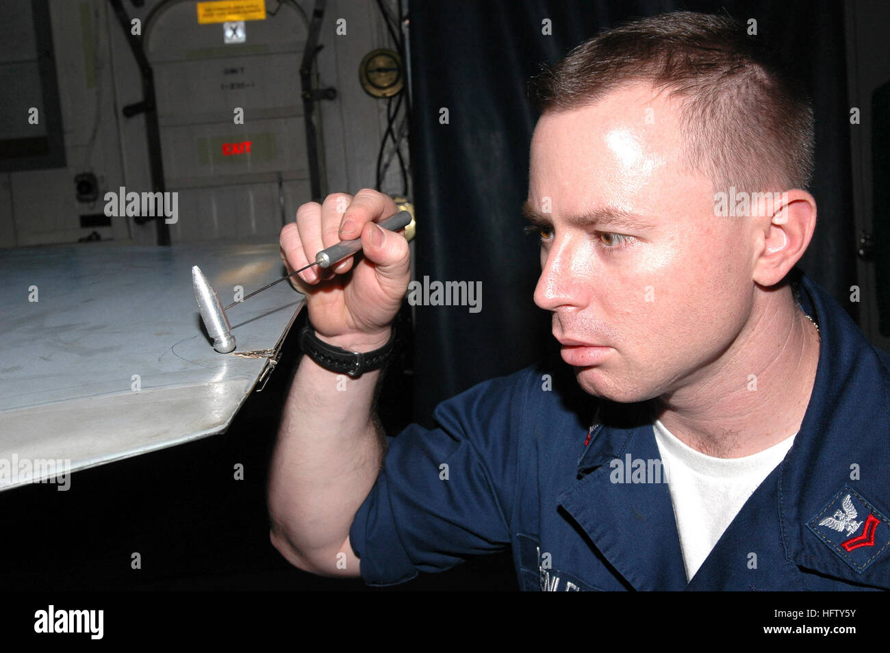 070825-N-1730J-003 de l'OCÉAN PACIFIQUE (Aug. 25, 2007) - mécanicien structurels de l'Aviation 2e classe Christopher Busenlehner utilise un marteau sur un F/A-18 Hornet à bord du porte-avions à propulsion nucléaire USS Nimitz (CVN 68). Groupe aéronaval du Nimitz et entrepris Carrier Air Wing (CVW) 11 sont déployés dans la 7e flotte zone d'opérations. U.S. Navy photo by Mass Communication Specialist 3e classe Jason A. Johnston (libéré) US Navy 070825-N-1730J-003 Mécanicien structurels de l'Aviation 2e classe Christopher Busenlehner utilise un marteau sur un F-A-18 Hornet à bord des porte-avions USS Banque D'Images