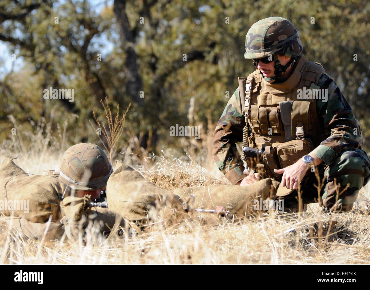 081209-N-9584N-039 FORT HUNTER LIGGETT, Californie (déc. 9, 2008) Le lieutenant Michael Tomsik, droite, la Compagnie Charlie commandant pour mobiles de construction navale bataillon (NMCB), 5 Constructionman constructeur donne Nicholas Boltin pointeurs pour améliorer sa position de combat au cours de l'exercice d'entraînement sur le terrain battalionÕs. Le domaine de la formation test d'exercice le battalionÕs préparation au déploiement en plaçant l'unité dans un conflit simulé alors que réaliste. missions complète Seabees (U.S. Photo par marine Spécialiste de la communication de masse Seaman Ernesto Hernandez Fonte/libérés) US Navy 081209-N-9584N-039 Le lieutenant Michael Tomsik Banque D'Images