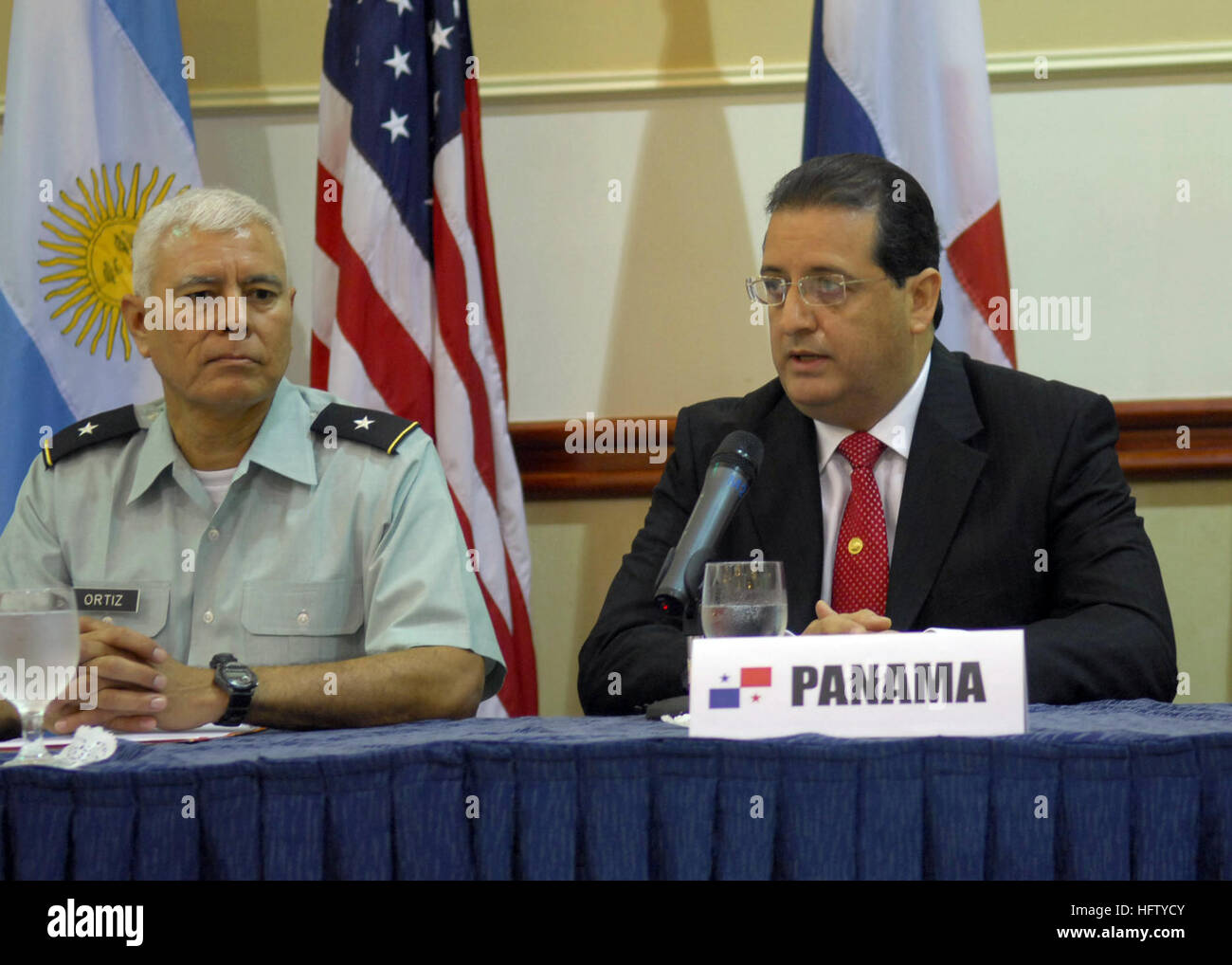 070829-N-1713G-068 Le PANAMA (16 août 2000 29, 2007 ÐRodrigo Cigarruista), Esq., directeur du National Service maritime du Panama, les adresses des médias lors d'une conférence de presse lors du lancement de PANAMAX 2007. Forces civiles et militaires de 19 pays participeront à PANAMAX 2007, un U.S. Southern Command et conjointes de formation multi-national l'exercice co-parrainé avec le Gouvernement du Panama, dans les eaux au large des côtes du Panama et du Honduras. U.S. Navy photo by Mass Communication Specialist 2e classe Lolita Lewis. US Navy 070829-N-1713G-068 Rodrigo Cigarruista, Esq., Directeur de la National Marit Banque D'Images