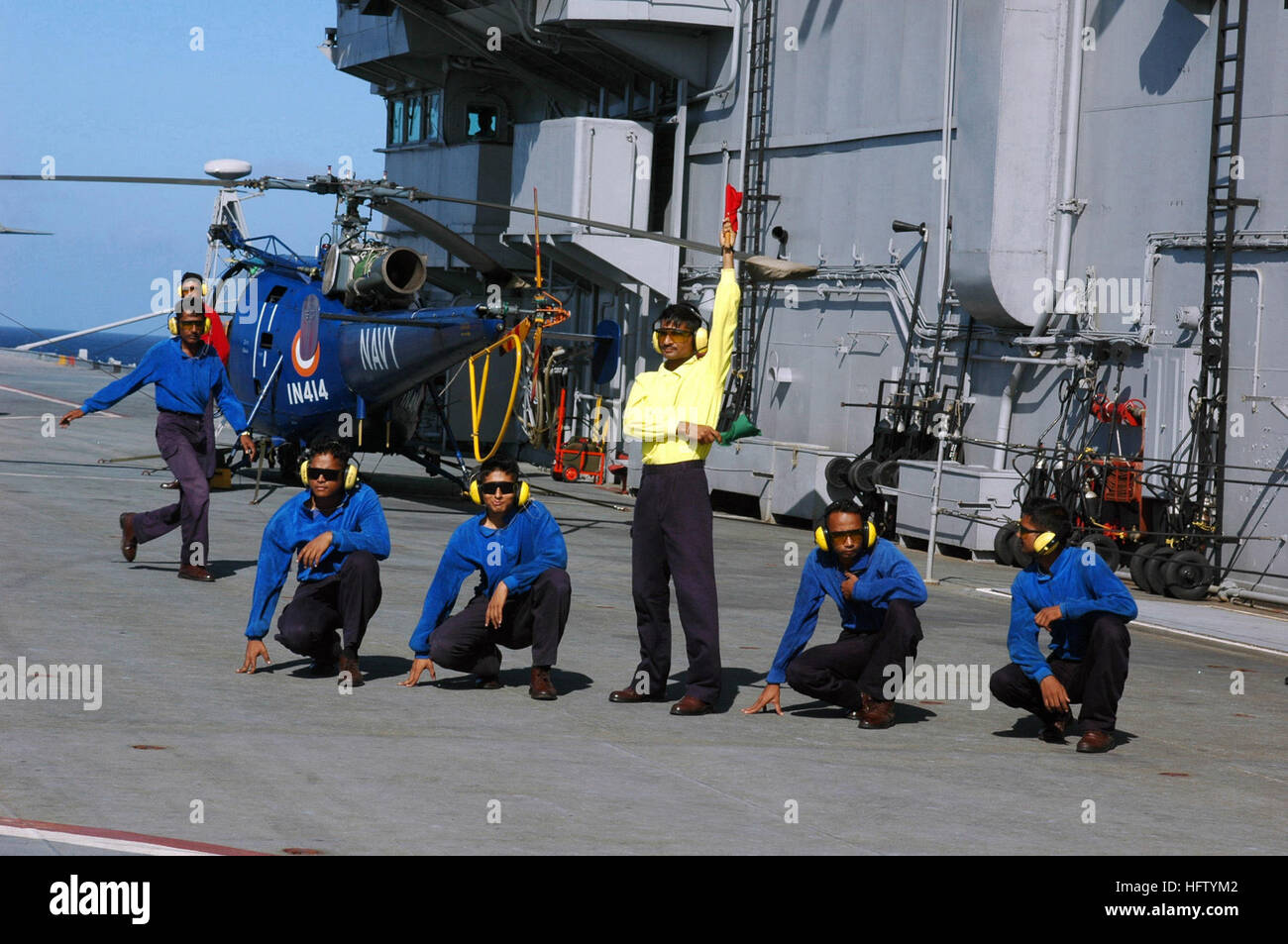 070904-N-5242D-005 de l'OCÉAN INDIEN (sept. 4, 2007) - Les marins à bord de porte-avions de la marine indienne INS Viraat (R 22) donner au signal de fin de visiter les marins à bord un SH-60 Seahawk hélicoptère affecté à l'Escadron anti-sous-marines (HS) 6. Les marins en visite à pont croix à partir de porte-avions à propulsion nucléaire USS Nimitz (CVN 68) dans le cadre de Malabar 2007. Groupe aéronaval du Nimitz et entrepris Carrier Air Wing (CVW) 11 sont déployés dans la zone d'opération 7e flotte participant à Soumagne 2007. Malabar est un exercice multilatéral qui comprend des forces navales de l'Inde, l'Australie, le Japon, Singapour Banque D'Images