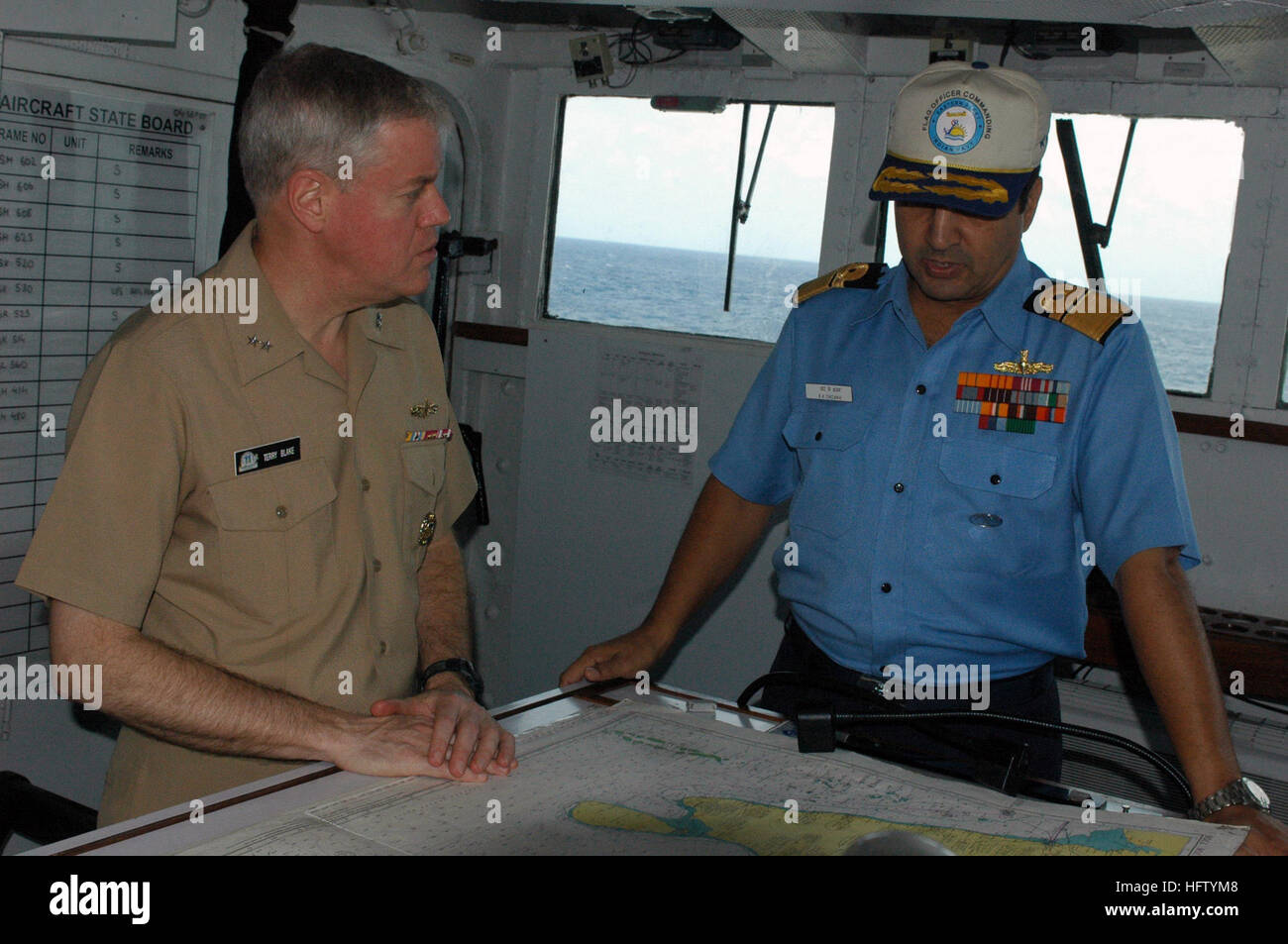 070904-N-5242D-079 de l'OCÉAN INDIEN (sept. 4, 2007) - Arrière Adm. Terry Blake, commandant du groupe aéronaval, discute avec 11 opérations arrière Adm. Robin Dhowan, commandant en chef de la flotte de l'est Indien, à bord du porte-avions de la marine indienne INS Viraat (R 22). Blake, qui s'élève sur la croix de porte-avions à propulsion nucléaire USS Nimitz (CVN 68) dans le cadre de Malabar 2007. Groupe aéronaval du Nimitz et entrepris Carrier Air Wing (CVW) 11 sont déployés dans la zone d'opération 7e flotte participant à Soumagne 2007. Malabar est un exercice multilatéral qui comprend des forces navales de l'Inde, l'Australie, Jap Banque D'Images