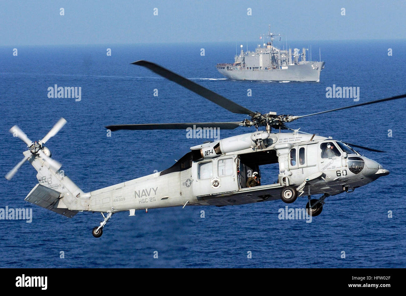 060908-N-8604G-004 est de la mer de Chine (sept. 8, 2006) - Un MH-60S Seahawk hélicoptère affecté à l'Escadron de soutien au combat de la mer deux cinq (HCS-25) soulève de l'USS Kitty Hawk (CV 63) envol après le transport du fret à partir de la commande de transport maritime militaire navire USNS Concord magasins de combat (T-AFS 5) lors d'un ravitaillement vertical entre les deux navires. En ce moment en cours dans la zone de responsabilité de la 7e Flotte, Kitty Hawk montre la projection de puissance et de contrôle de la mer comme le seul de l'avant en permanence-déployé porte-avions. U.S. Navy photo by Mass Communication Specialist Seaman Joshua Wayne LeG Banque D'Images