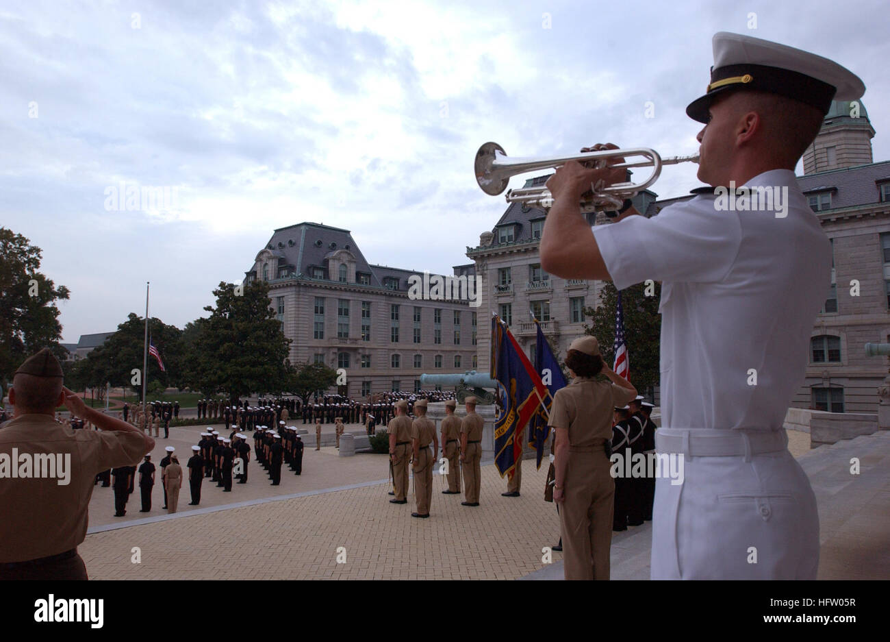 La brigade des midshipmen de l'Académie navale des États-Unis joue Taps pour honorer les vies perdues lors des attaques du 11 septembre 2001, commémorant les victimes militaires et civiles. Banque D'Images