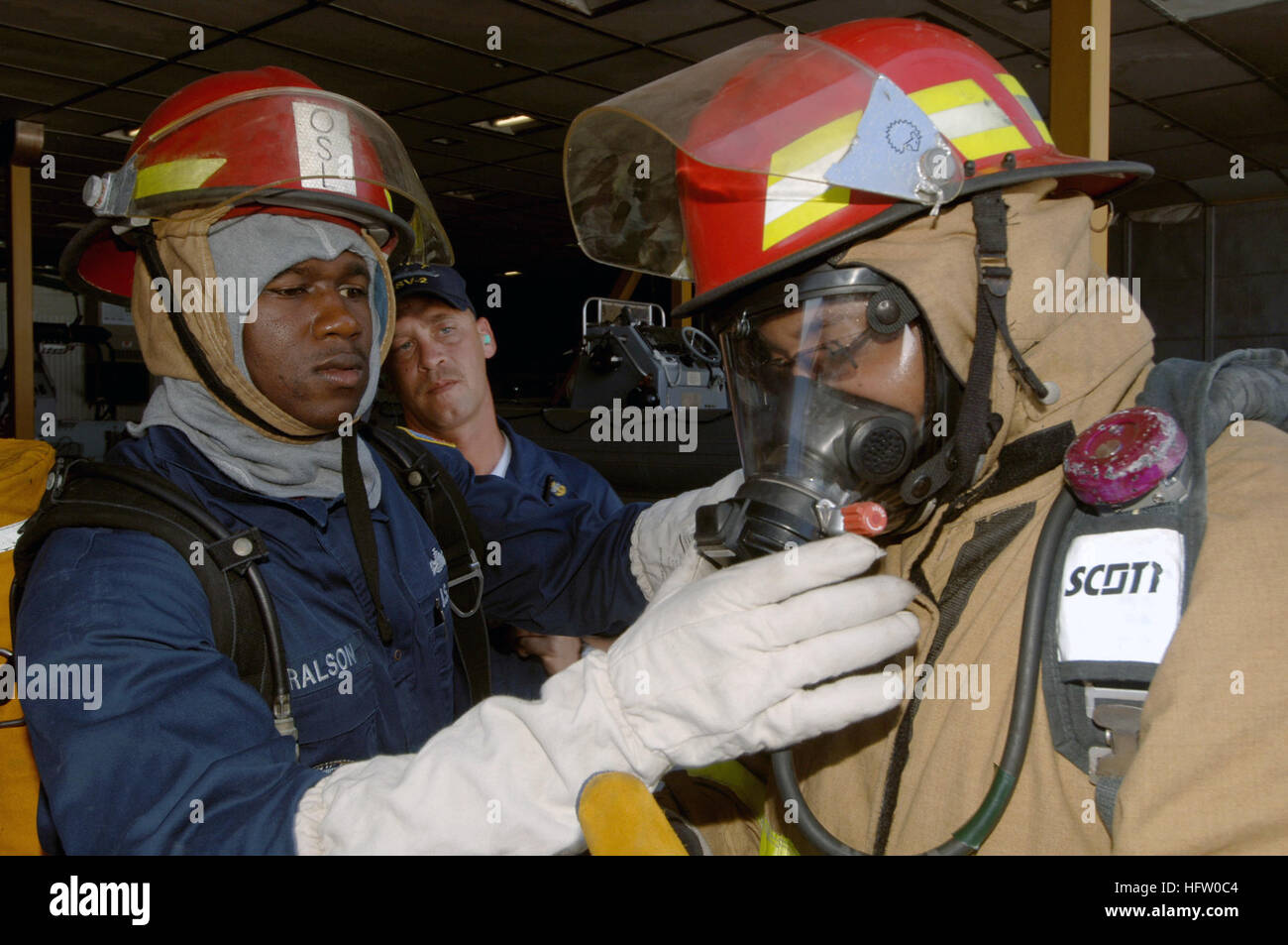 070915-N-0989H-024 MER DES CARAÏBES (sept. 15, 2007) - 1ère classe Mineman Courtney Haralson, affecté à la grande vitesse du navire (HSV 2) Swift, mémoires membres de l'équipe de tuyau numéro un avant d'entrer dans la salle des machines bâbord pendant un exercice d'incendie. 40.9 Groupe de tâches est déployé sous le contrôle opérationnel du Commandement Sud des forces navales des États-Unis pour la flotte mondiale Station (GFS) déploiement du pilote pour le bassin des Caraïbes et Amérique centrale. Ce déploiement est conçu pour valider le concept de GFS pour la Marine et le soutien U.S. Southern Command objectifs pour sa zone de responsabilité en renforçant la coopération Banque D'Images