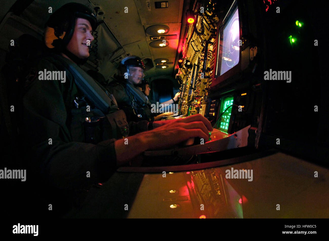 070915-N-7883G-010 Mer de Chine du sud (sept. 15, 2007) Ð de gauche, le Lieutenant Andrew Leatherwood, le Lieutenant Matthew Beaghley, et le lieutenant Marc Foreman n vérifications avant vol sur les radars de détection à bord d'un E-2C Hawkeye de l'Escadron aéroporté de détection lointaine de l'opérateur (VFF) 115. VAW-115 radar fournit l'alerte précoce pour les aéronefs et navires de surface joint à Groupe aéronaval du Kitty Hawk. Kitty Hawk est près de quatre mois après son déploiement à partir de l'été les activités de la flotte de Yokosuka, Japon. U.S. Navy photo by Mass Communication Specialist Seaman Kyle D. Gahlau (libéré) US Navy 070915-N-7883G-010 de gauche, le Lieutenant André Banque D'Images