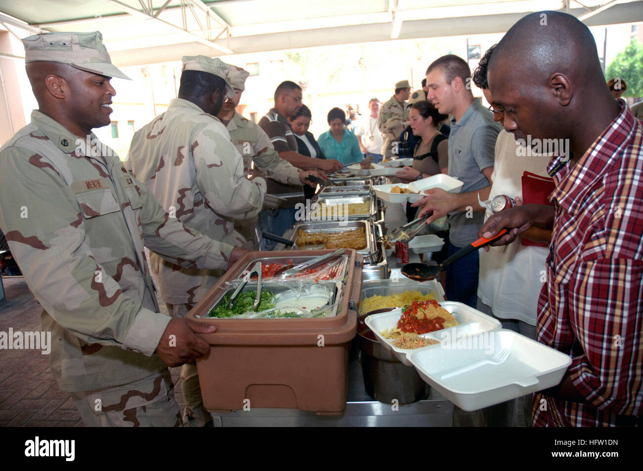 071008-N-0413B-001 La base navale américaine de Bahreïn (oct. 8, 2007) - Les membres du Comité multiculturel BahrainÕs NSA servent différents plats hispaniques lors d'un héritage hispanique offert en l'avant du Carter Center. Le déjeuner a été tenue afin de reconnaître les contributions des Hispaniques tout au long de l'histoire américaine. U.S. Navy photo by Anderson (Bomjardin) PARUTION US Navy 071008-N-0413B-001 Membres de NSA Bahreïn  % %5Ersquo,s Multi-Cultural Comité siègent divers plats hispaniques lors d'un héritage hispanique offert en l'avant du Carter Center Banque D'Images