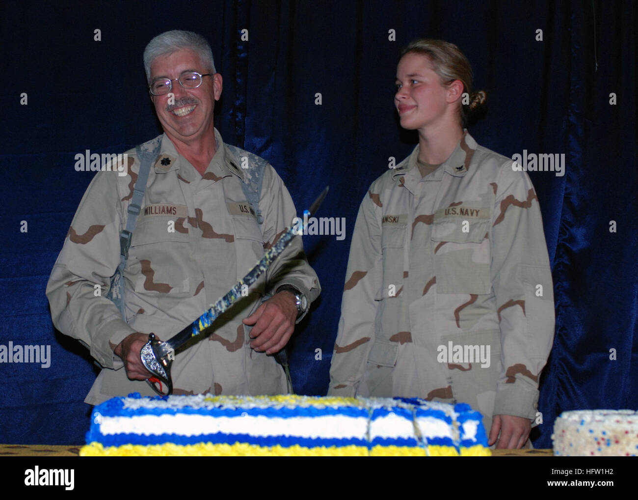 071013-N-7415V-002 KABAL, l'Afghanistan (oct. 13, 2007) - Le Cmdr. Francis Williams et spécialiste des questions de personnel 3 Classe Ashley Urbanski, le plus long et le plus court des marins servant à la transition conjointe de la sécurité combinée (CSTC-A), couper un gâteau avant un rassemblement de marins célébrant le 232e anniversaire NavyÕs à Camp Eggers. Plus de 120 des 800 marins en Afghanistan servent au CSTC-A, et représentent 20 pour cent de la commande commune. U.S. Navy photo by Mass Communication Specialist 1re classe David M. Votroubek (libéré) US Navy 071013-N-7415V-002 Cmdr. Francis Williams et du personnel Speciali Banque D'Images