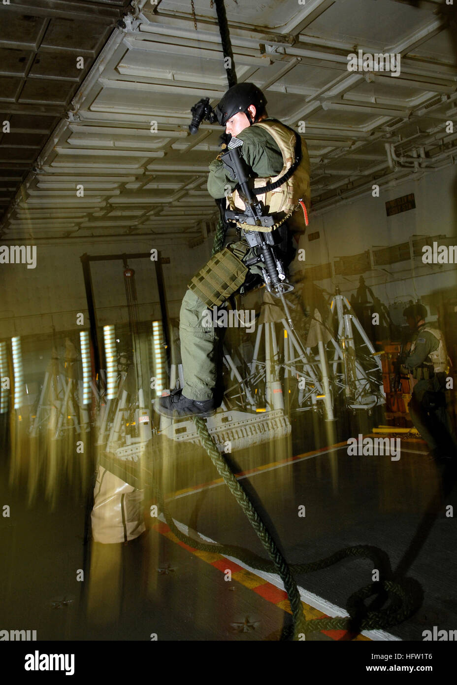 071021-N-7981E-114 de l'OCÉAN PACIFIQUE (oct. 21, 2007) - Master-at-Arms 3 Classe Owen Davis, affecté à la visite de l'hélicoptère, un conseil, une perquisition et saisie (HVBSS), l'équipe 1 participe à descendre en rappel de la formation tenue à la zone de la classe Nimitz porte-avions USS ABRAHAM LINCOLN (CVN 72). Cette manoeuvre est utilisé à bord d'un bateau à partir d'un hélicoptère. Lincoln est en cours pour l'unité de formation Composite (COMTUEX d'exercice), un exercice visant à améliorer l'interopérabilité du transporteur et son groupe de grève. U.S. Navy photo by Mass Communication Specialist 3rd Class James R. Evans (libéré) US Navy 071021-N-7 Banque D'Images