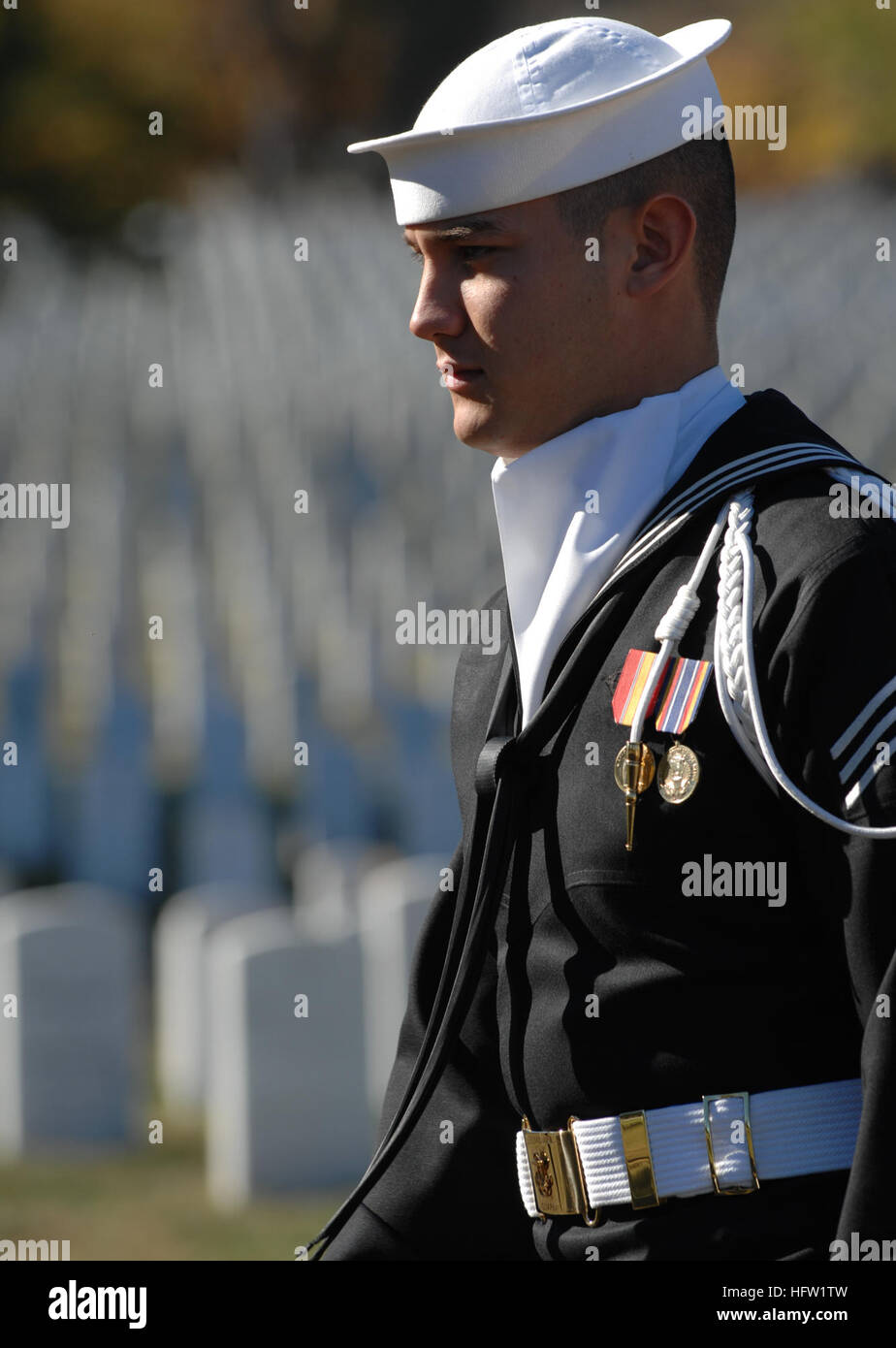 071021-N-2653P-045 ARLINGTON, Va. (oct. 21, 2007) - Un membre de la Garde de cérémonie de la Marine promenades dans le Cimetière National d'Arlington comme il l'escorts Daniel et Maureen Murphy, les parents de Navy SEAL Le lieutenant Michael Murphy. Le Président George Bush présentera la Médaille d'honneur de Murphy's parents à la Maison Blanche le 22 octobre 2007. Le lieutenant Murphy a été tué le 28 juin 2005, au cours d'une mission de reconnaissance près de Asadabad, Afghanistan, tout en s'exposant au feu de l'ennemi afin d'appeler à l'appui après son équipe de quatre hommes a été attaqué par des forces ennemies. Murphy est le premier membre de service pour recevoir des t Banque D'Images