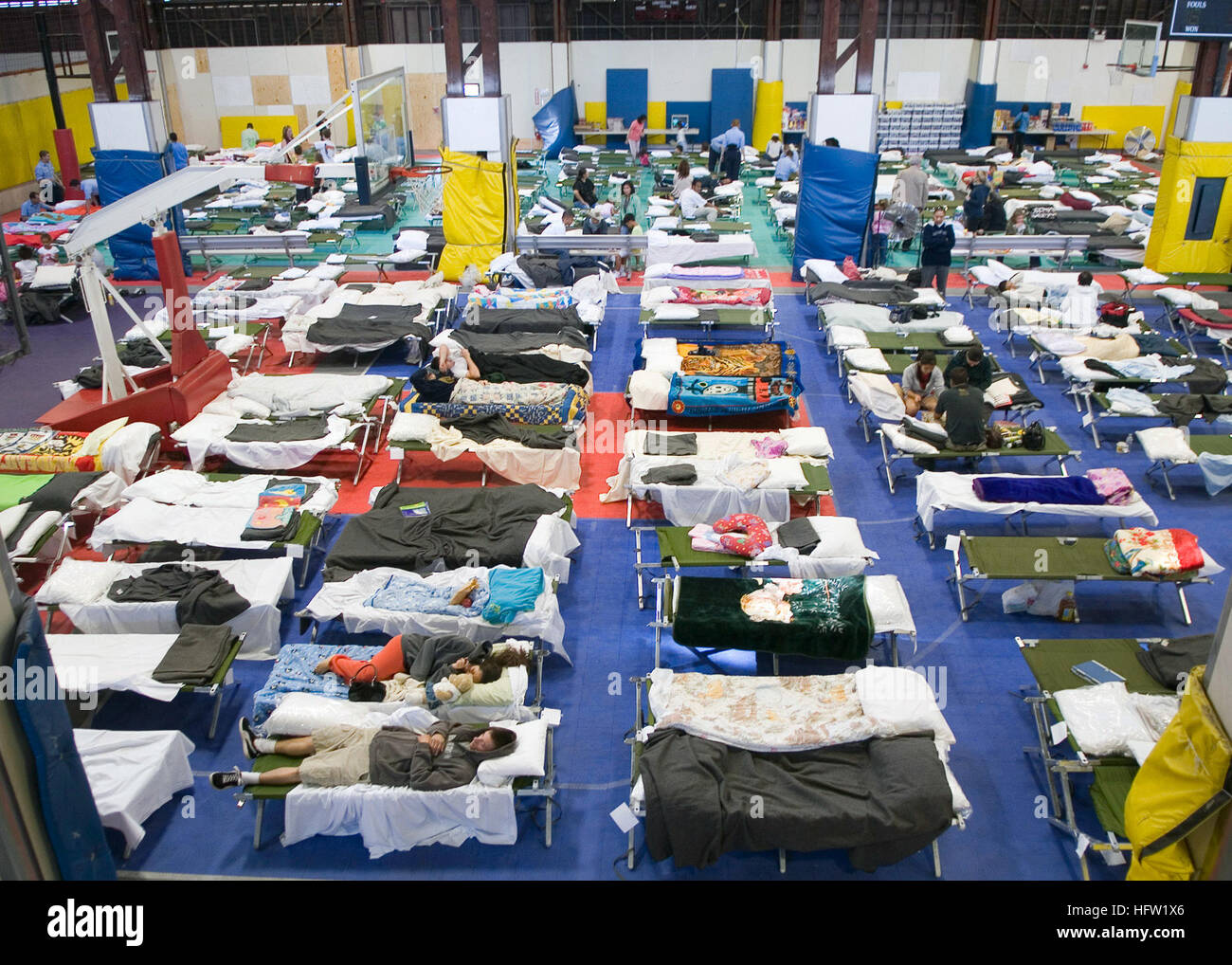 071023-N-4658L-003 SAN DIEGO (oct. 23, 2007) - Plus de 380 familles de militaires dans le comté de San Diego et les environs se réfugient à la Naval Air Station North Island gymnase après avoir évacué leurs maisons en raison de l'empiètement de friches. Plus d'un quart de million de personnes ont été invités à quitter leurs foyers dans le sud de la Californie que les incendies de soufflé par les vents du désert féroce s'est précipité sur le paysage avec une vitesse terrifiante, détruisant des centaines de structures, colmatage des autoroutes, l'envoi de la fumée et des cendres sur une large zone. Les nombreux incendies dans le comté de San Diego ne posent pas de menaces pour les installations de la Marine Banque D'Images