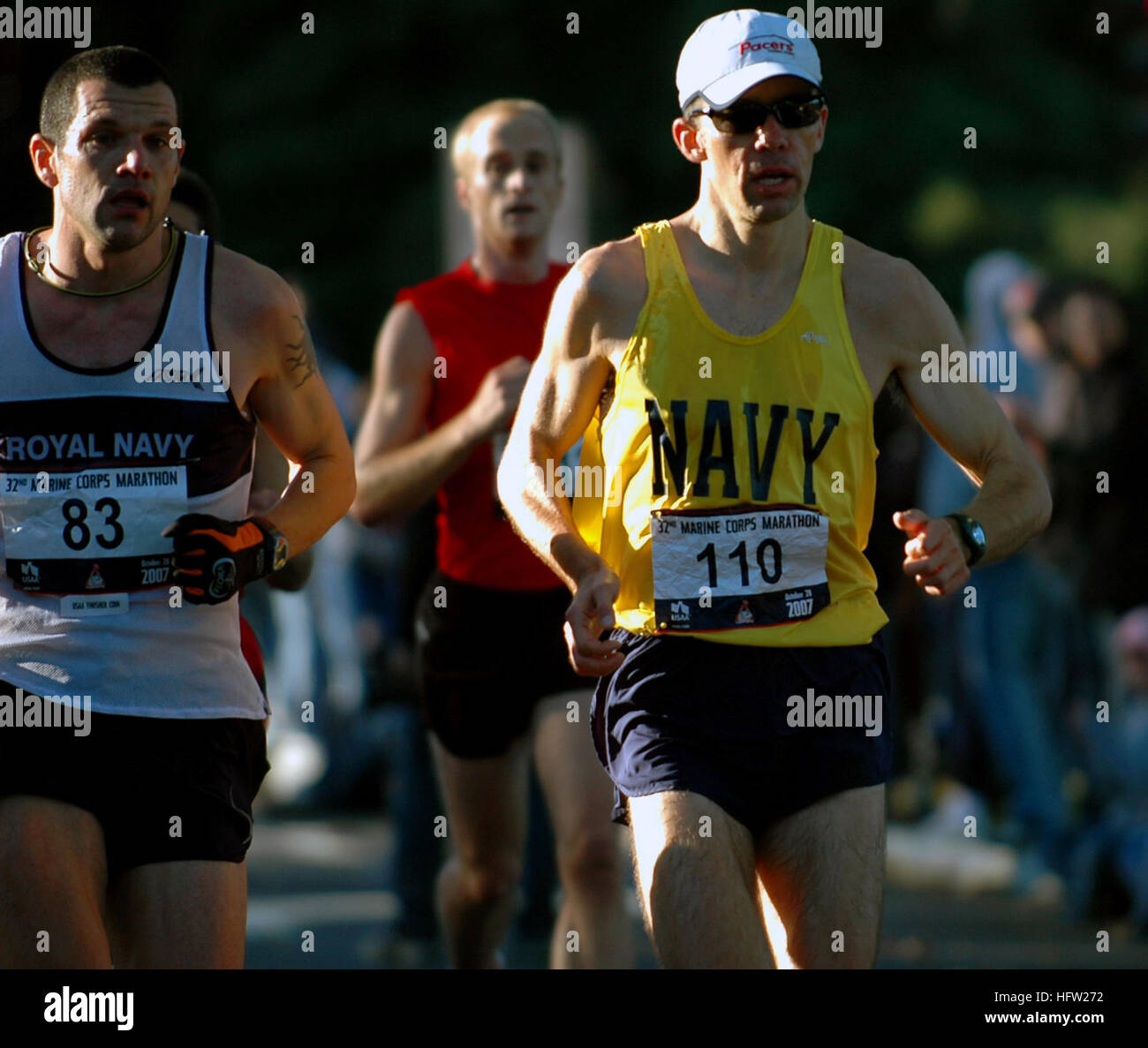 071028-N-1580K-037 WASHINGTON (oct. 28, 2007) Ð Navy runner Timothy Fahey suit le train avant de la Royal Navy runner Wayne Dashper durant la 32e marathon du Marine Corps. Plus de 22 000 participants ont couru le Marathon 2007 Marine Corps, qui est le plus grand marathon au monde qui doesnÕt offrent des prix en argent, qui gagne son surnom, ÒThe People's Marathon.Ó U.S. Navy photo by Mass Communication Specialist 2e classe Ron Kuslik (libéré) US Navy 071028-N-1580K-037 bloc Marine Timothy Fahey suit le train avant de la Royal Navy runner Wayne Dashper durant la 32e Marathon du Corps des Marines Banque D'Images