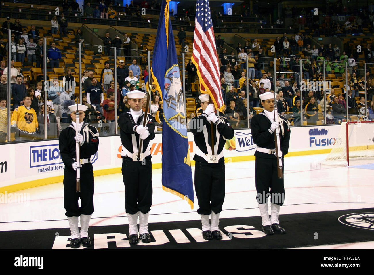 071104-N-8110K-004 Boston, Mass. (nov. 4, 2007) - lance-missiles le destroyer USS Sampson (DDG 102) color guard présente de couleurs à la cérémonie d'ouverture de la Ligue nationale de hockey match entre les Bruins de Boston et les Sénateurs d'Ottawa. Sampson est le quatrième navire nommé pour Adm arrière. William T. Sampson, un héros de la marine pendant la guerre hispano-américaine. Les trois navires, tous les destroyers nommé en l'honneur de Sampson, ont également été commandées à Boston. U.S. Navy photo by Mass Communication Specialist en chef Dave Kaylor (libéré) US Navy 071104-N-8110K-004-missiles le destroyer USS Sampso Banque D'Images