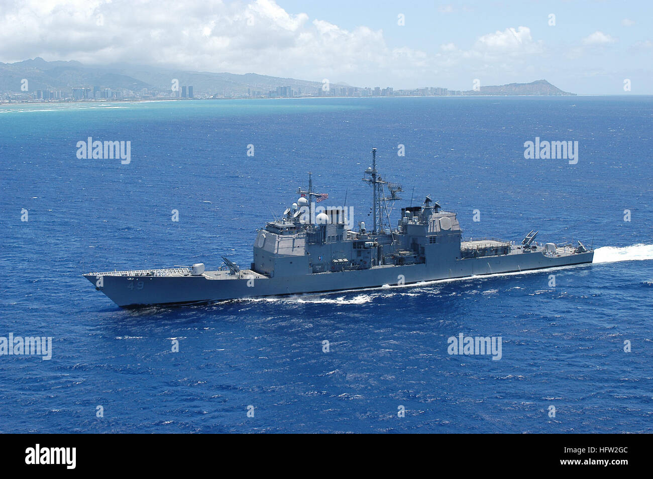 050415-N-8157F-047 Pearl Harbor, Hawaii (15 avril 2005)- Le croiseur lance-missiles USS Vincennes (CG 49) se dirige vers l'entrée de Pearl Harbor pour un service au port. C'est le dernier port de Vincennes visite avant la mise hors service shipÕs à San Diego, Californie Vincennes a été commandé en juillet 1985. U.S. Navy photo by Photographer's Mate 1re classe Robert C. Foster Jr. (libéré), USS Vincennes (CG-49) Pearl Banque D'Images