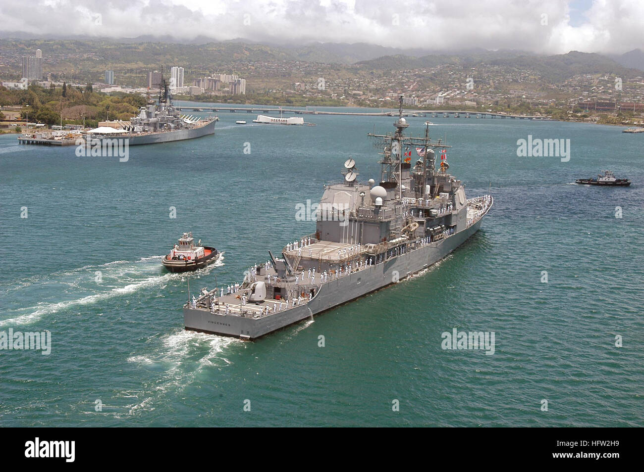 050415-N-8157F-106 Pearl Harbor, Hawaii (15 avril 2005)- Le croiseur lance-missiles USS Vincennes (CG 49) se dirige vers l'entrée de Pearl Harbor pour un service au port. C'est le dernier port de Vincennes visite avant la mise hors service shipÕs à San Diego, Californie Vincennes a été commandé en juillet 1985. U.S. Navy photo by Photographer's Mate 1re classe Robert C. Foster Jr. (libéré), USS Vincennes à Pearl Harbor Banque D'Images