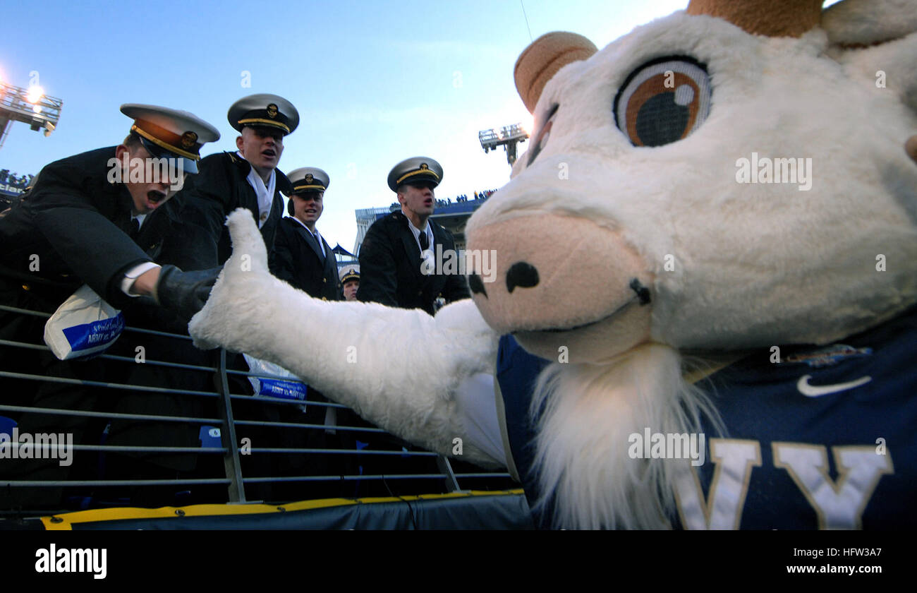 071201-N-4308O-004 BALTIMORE (déc. 1, 2007) Projet de loi la Marine la chèvre donne un ÒHi 5Ó pour un aspirant au cours de la 108e assemblée annuelle de la marine de l'armée contre partie de football au M&T Bank Stadium. La Marine canadienne a défait les chevaliers noirs de l'Armée avec un score de 38 à 3. L'Aspirant de marine ont maintenant remporté les six Army/Navy Battles. La Marine (8-4) a accepté une invitation à jouer dans le poinsettia Bowl 20 décembre à San Diego, Californie U.S. Navy photo by Mass Communication Specialist 3rd Class Ryan O'Connor (libéré) US Navy 071201-N-4308O-004 Le projet de loi la Marine donne une chèvre Banque D'Images